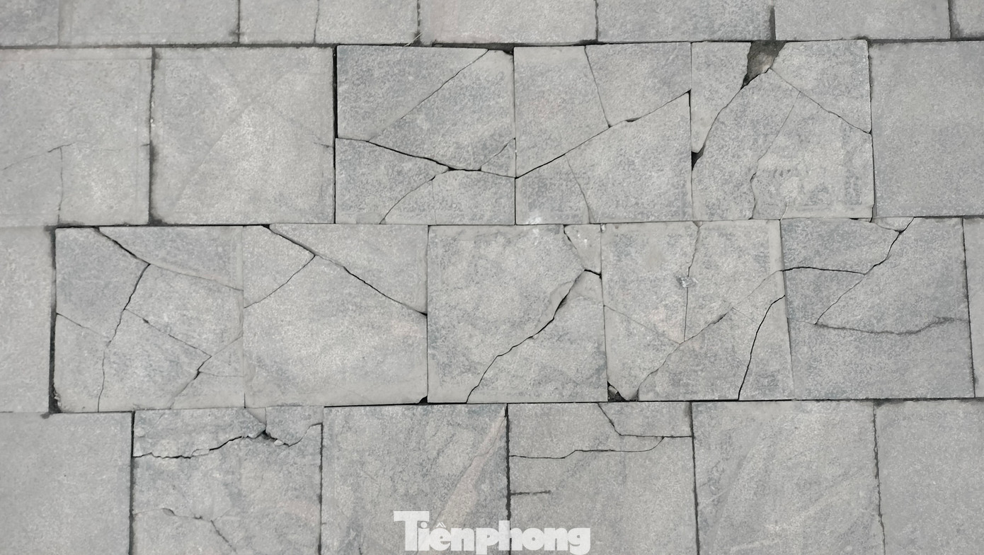 Tuy nhiên, dù vừa hoàn thành và đưa vào sử dụng chưa được bao lâu, đá lát vỉa hè của các tuyến đường trên đã có dấu hiệu xuống cấp, vỡ nát nhiều chỗ dù chủ đầu tư đã cam kết dùng đá tự nhiên với độ bền hàng chục năm.