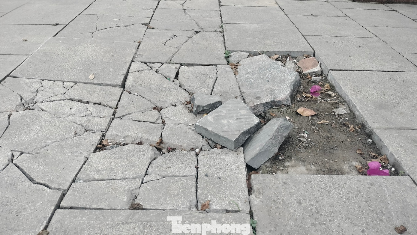 Công trình cải tạo vỉa hè đường Nguyễn Văn Cừ, rất nhiều đoạn đá lát bị bong tróc, gẫy vỡ, trơ cả cát sỏi.