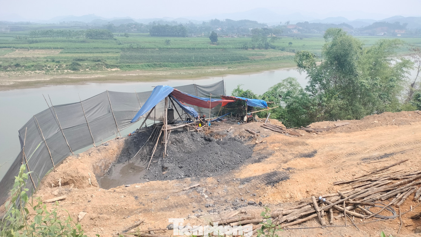 Theo hồ sơ vụ việc, tại khu vực đất của ông Nguyễn Văn Hoàng (ở thôn Nghĩa Lạc, xã Xuân Ái), chính quyền địa phương phát hiện nhóm đối tượng lạ mặt đào hầm lò, khai thác khoáng sản trái phép. Tại hiện trường, UBND xã tiến hành lập biên bản, yêu cầu dừng ngay hoạt động khai thác, đồng thời báo cáo UBND huyện để xử lý. Theo hồ sơ vụ việc, tại khu vực đất của ông Nguyễn Văn Hoàng (ở thôn Nghĩa Lạc, xã Xuân Ái), chính quyền địa phương phát hiện nhóm đối tượng lạ mặt đào hầm lò, khai thác khoáng sản trái phép. Tại hiện trường, UBND xã tiến hành lập biên bản, yêu cầu dừng ngay hoạt động khai thác, đồng thời báo cáo UBND huyện để xử lý.