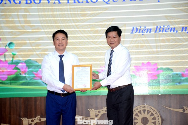 Chủ tịch UBND tỉnh Điện Biên trao quyết định bổ nhiệm Phó Giám đốc Sở Giáo dục và Đào tạo cho ông Lê Quang Vinh. Ảnh: Tuyết Anh. Chủ tịch UBND tỉnh Điện Biên trao quyết định bổ nhiệm Phó Giám đốc Sở Giáo dục và Đào tạo cho ông Lê Quang Vinh. Ảnh: Tuyết Anh.