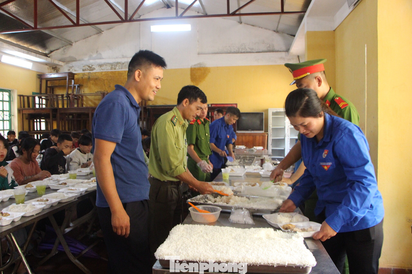 Đối với các thí sinh ở xa, ở các điểm lẻ đến thi tại các điểm tập trung, để các em tập trung vào việc ôn luyện và thi tốt nghiệp, đoàn thanh niên các huyện đã huy động nguồn kinh phí xã hội hóa cùng ngân sách hoạt động tổ chức những bữa ăn miễn phí phục vụ các thí sinh thi tốt nghiệp THPT.