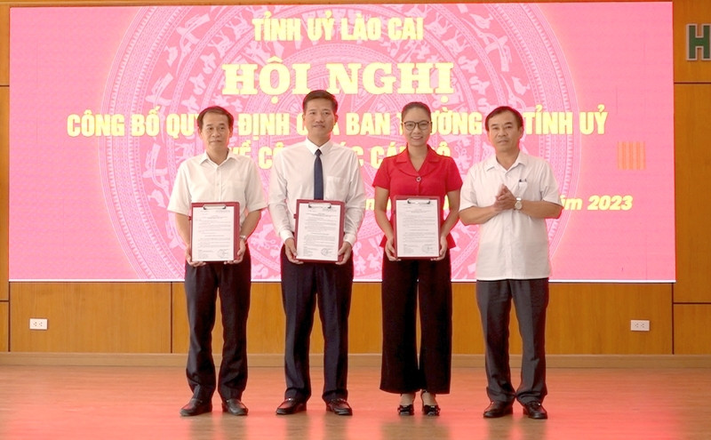 Trao quyết định của Ban Thường vụ Tỉnh ủy cho các đồng chí được chỉ định tham gia Ban Chấp hành Đảng bộ huyện, Ban Thường vụ Huyện ủy Bảo Yên khóa XXII, nhiệm kỳ 2020 - 2025. Trao quyết định của Ban Thường vụ Tỉnh ủy cho các đồng chí được chỉ định tham gia Ban Chấp hành Đảng bộ huyện, Ban Thường vụ Huyện ủy Bảo Yên khóa XXII, nhiệm kỳ 2020 - 2025.