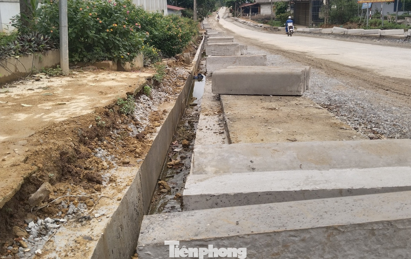 Nhà thầu đang tiến hành sửa chữa các điểm kênh mương bị hư hỏng, khơi thông các vị trí bị vùi lấp để đảm bảo nước tưới tiêu cho người dân. Nhà thầu đang tiến hành sửa chữa các điểm kênh mương bị hư hỏng, khơi thông các vị trí bị vùi lấp để đảm bảo nước tưới tiêu cho người dân.