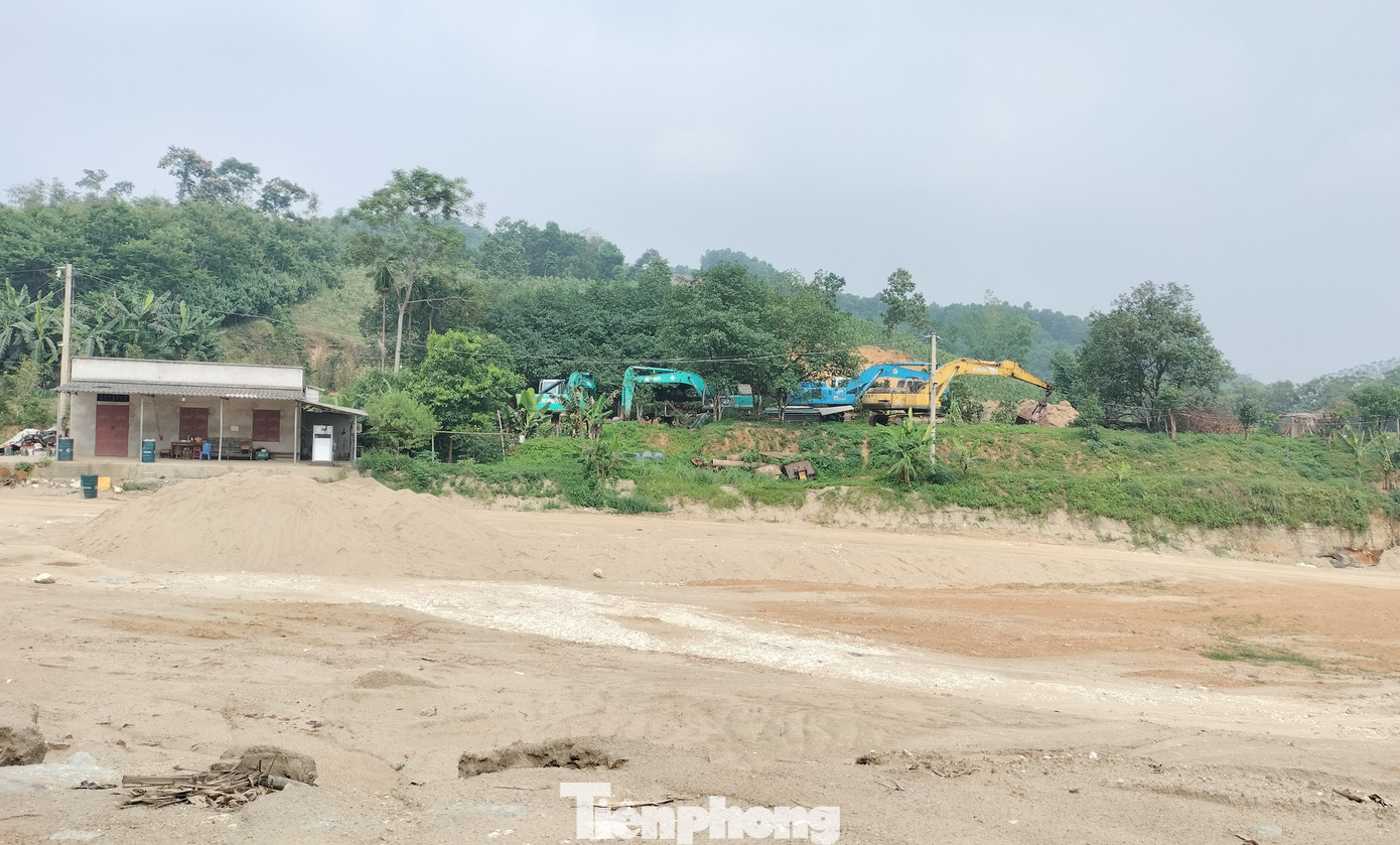 Trên bờ, các máy xúc, máy cẩu tại bãi tập kết cát cũng nằm bất động không hoạt động. Trái ngược hoàn toàn với khung cảnh nhộn nhịp trước đây.