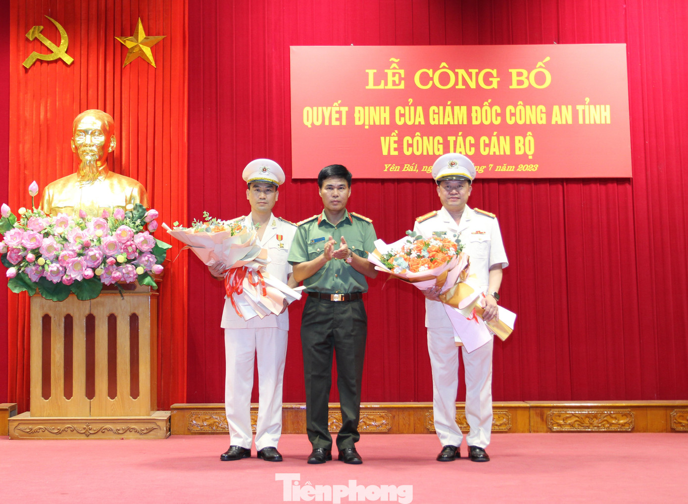 Giám đốc Công an tỉnh Yên Bái tặng hoa chúc mừng Thượng tá Nguyễn Thành Phương và Thượng tá Ninh Ngọc Hà.
