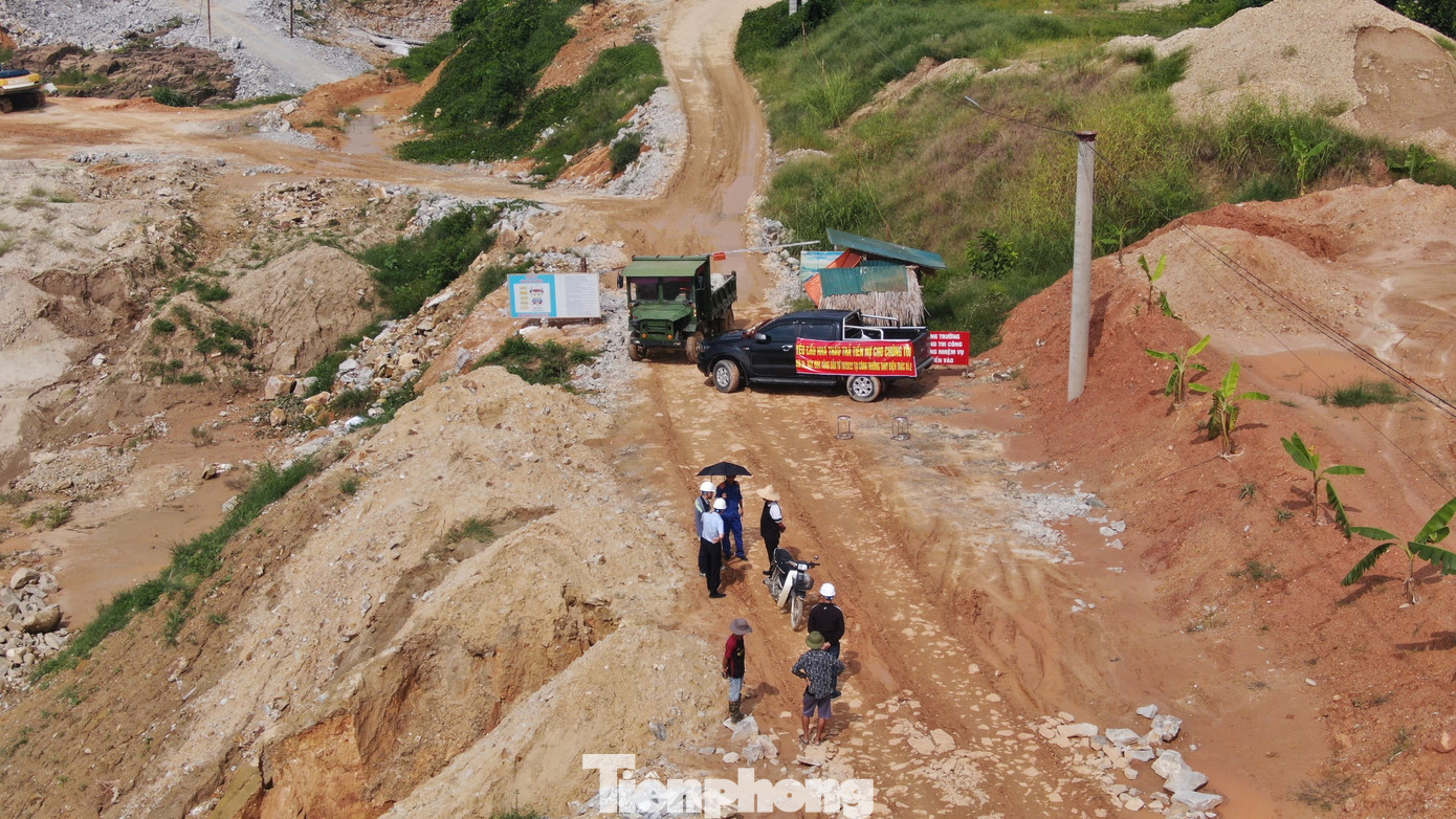 Cùng hoàn cảnh với công ty Trường Phúc Lộc, ông Nguyễn Minh Tuấn - Cửa hàng trưởng xăng dầu số 35 Hán Đà, cho biết, đơn vị cung cấp xăng dầu cho các nhà xe thi công dự án nhà máy thủy điện Thác Bà 2. Đến nay, phía đơn vị thi công còn tồn đọng hơn 200 triệu chưa thanh toán từ cuối năm 2022.