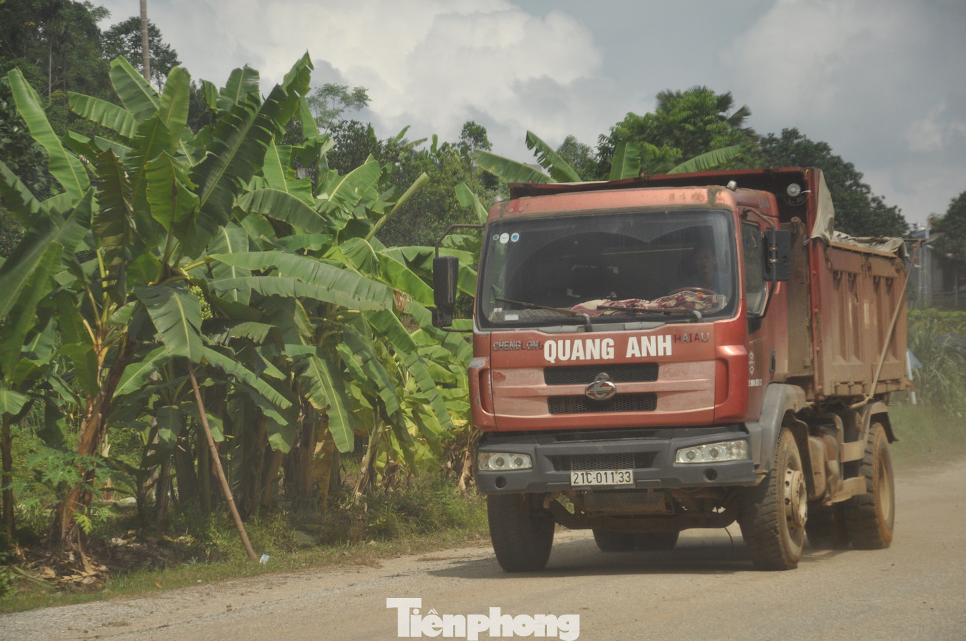 Nhiều phương tiện vận tải dù hết đăng kiểm từ lâu nhưng vẫn lưu thông chở đất. Nhiều phương tiện vận tải dù hết đăng kiểm từ lâu nhưng vẫn lưu thông chở đất.