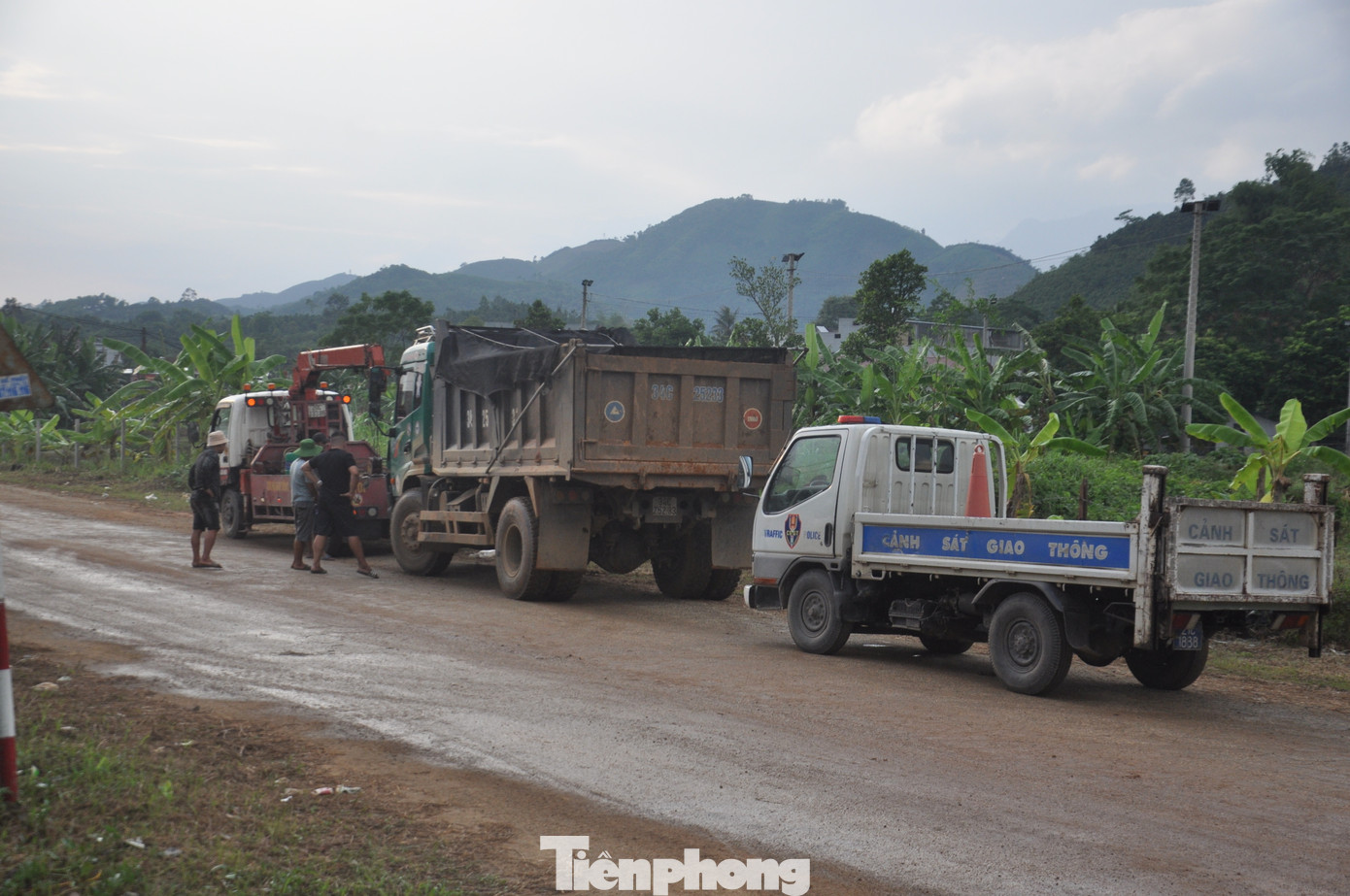 Chỉ tính riêng từ khi dự án được triển khai, lực lượng chức năng đã tiến hành lập biên bản và thu giữ 6 phương tiện giao thông hết hạn đăng kiểm nhưng vẫn hoạt động chở đất tại đây. Chỉ tính riêng từ khi dự án được triển khai, lực lượng chức năng đã tiến hành lập biên bản và thu giữ 6 phương tiện giao thông hết hạn đăng kiểm nhưng vẫn hoạt động chở đất tại đây.
