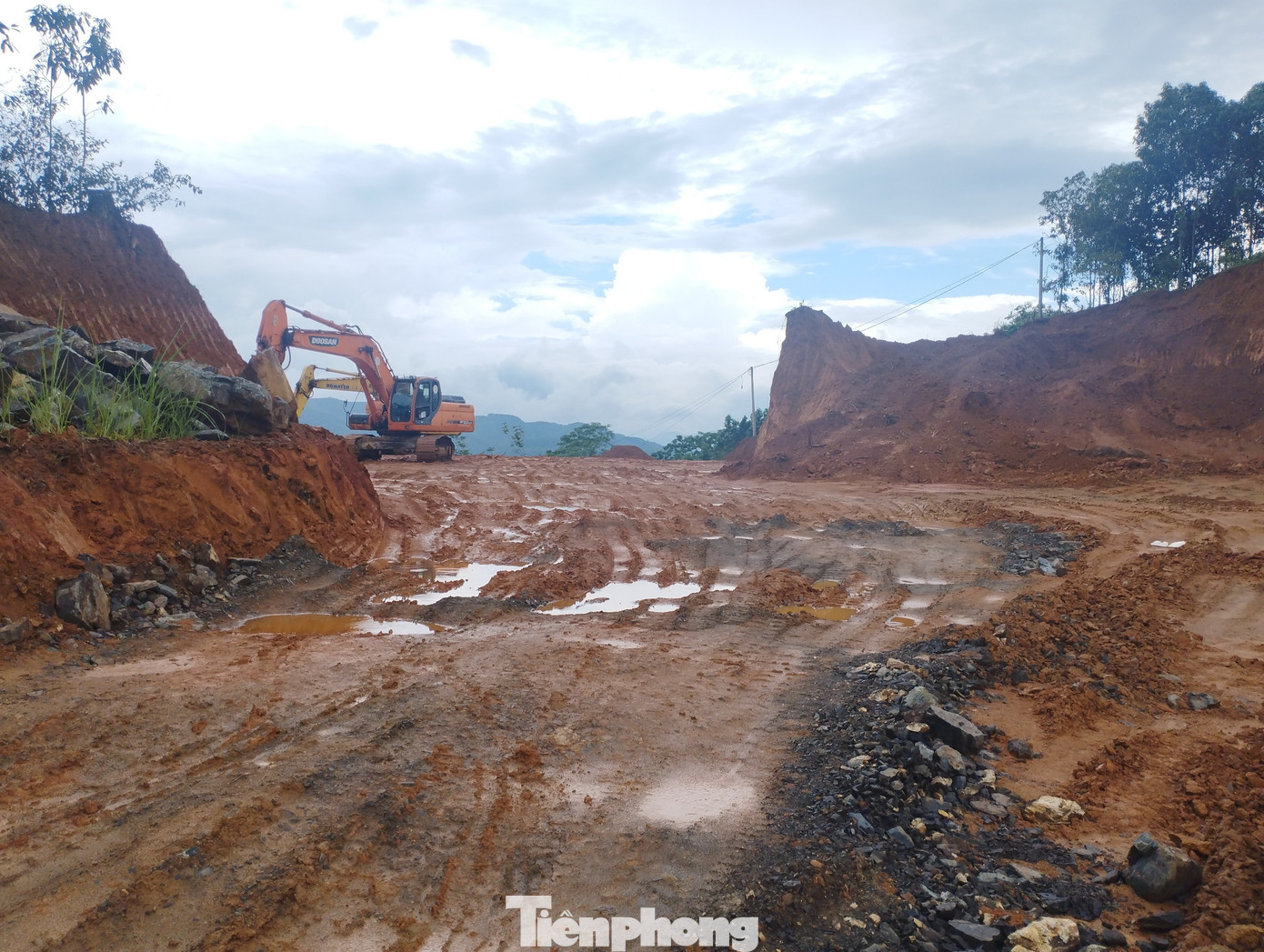 Rất nhiều khu vực đất đồi quanh xã Ngòi A và thị trấn Mậu A, huyện Văn Yên bị xẻ thịt phục vụ làm mặt bằng cho dự án. Rất nhiều khu vực đất đồi quanh xã Ngòi A và thị trấn Mậu A, huyện Văn Yên bị xẻ thịt phục vụ làm mặt bằng cho dự án.