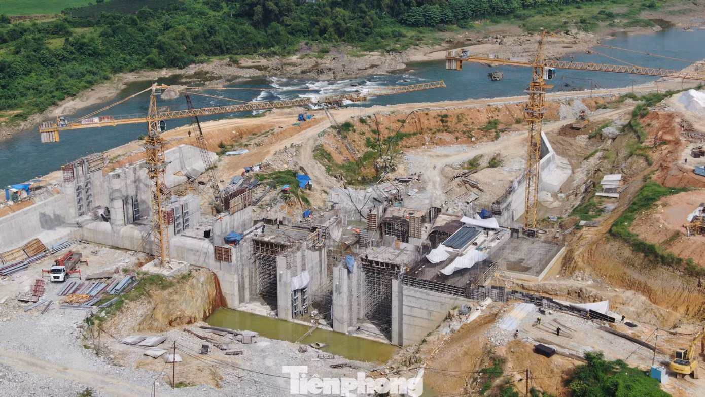 Mới đây, nhà thầu phụ của Công ty Sông Đà 6 là Công ty Cổ phần kỹ thuật Trường Phúc Lộc đã chấm dứt hợp đồng, dừng thi công các hạng mục, chặn xe cổng ra vào công trình để yêu cầu chủ đầu tư và nhà thầu chính thanh toán tiền công nợ, thanh lý hợp đồng.