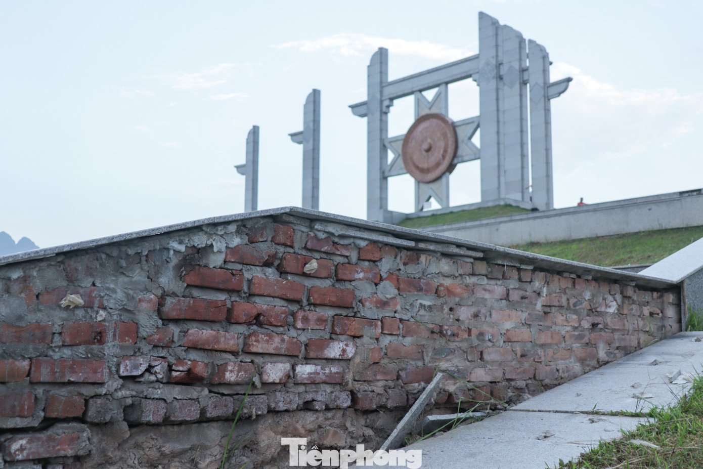 Có những mảng tường rộng cả 2 – 3m2 bị bong tróc đá.