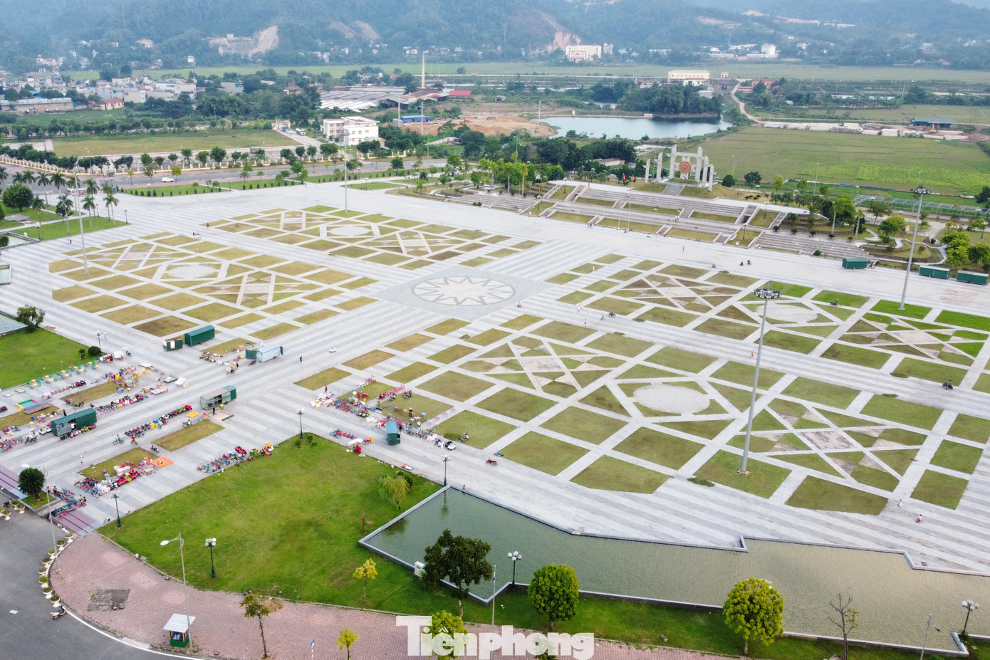 Trao đổi với Tiền Phong, ông Nguyễn Sơn Hải – Giám đốc Trung tâm Văn hóa, Thể thao và Truyền thông thành phố Hòa Bình cho biết: Đơn vị ghi nhận tình trạng xuống cấp từ tháng 6 vừa qua. Nguyên nhân theo ông Hải là do nắng và mưa làm bong tróc đá ốp.