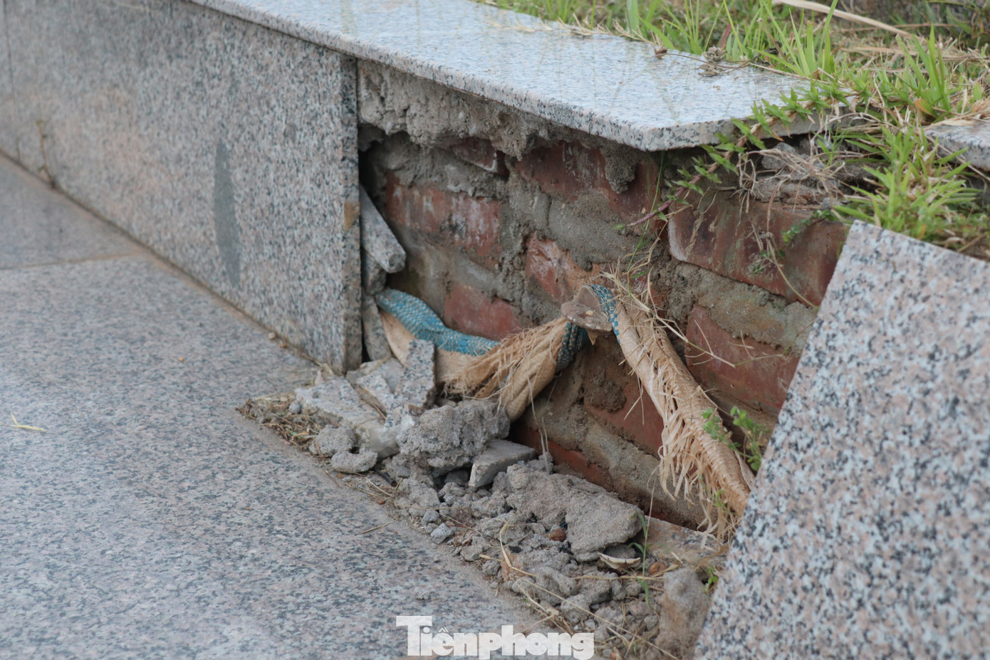 Chị Bùi Thanh Huyền (35 tuổi, trú phường Phương Lâm, TP Hòa Bình) bộc bạch: “Ra quảng trường chơi lần nào tôi cũng phải nhắc con tránh xa những bức tường bong tróc. Vì những tấm gạch vỡ có cạnh sắc nhọn, những thanh sắt nhô ra rất nguy hiểm”.