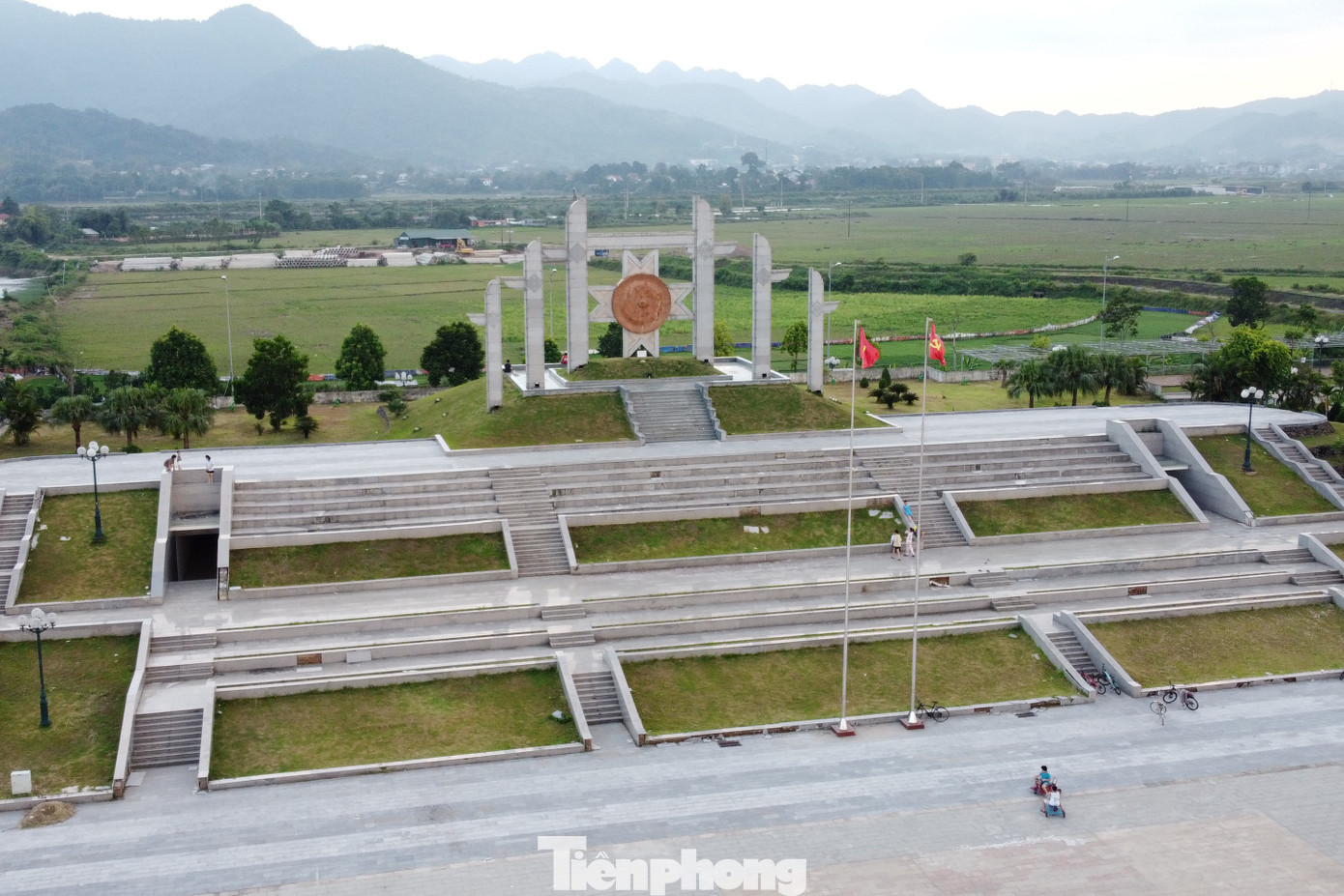 Đây là một trong những công trình kiến trúc, văn hóa trọng điểm được xây dựng nhân dịp chào mừng 130 năm thành lập tỉnh, 25 năm tái lập tỉnh Hòa Bình.