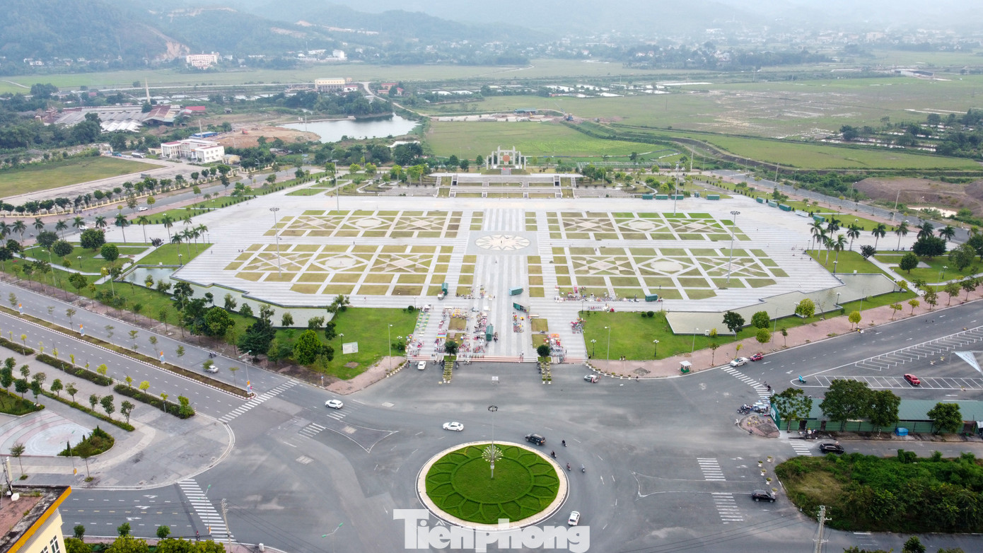 Công trình Quảng trường Hòa Bình có tổng diện tích 14.5ha, được đầu tư khoảng 244 tỷ đồng, do Sở VHTT&amp;DL tỉnh Hòa Bình làm chủ đầu tư. Công trình được đưa vào sử dụng từ năm 2016. Đơn vị quản lý trực tiếp là Trung tâm Văn hóa, Thể thao và Truyền thông thành phố Hòa Bình (tỉnh Hòa Bình).