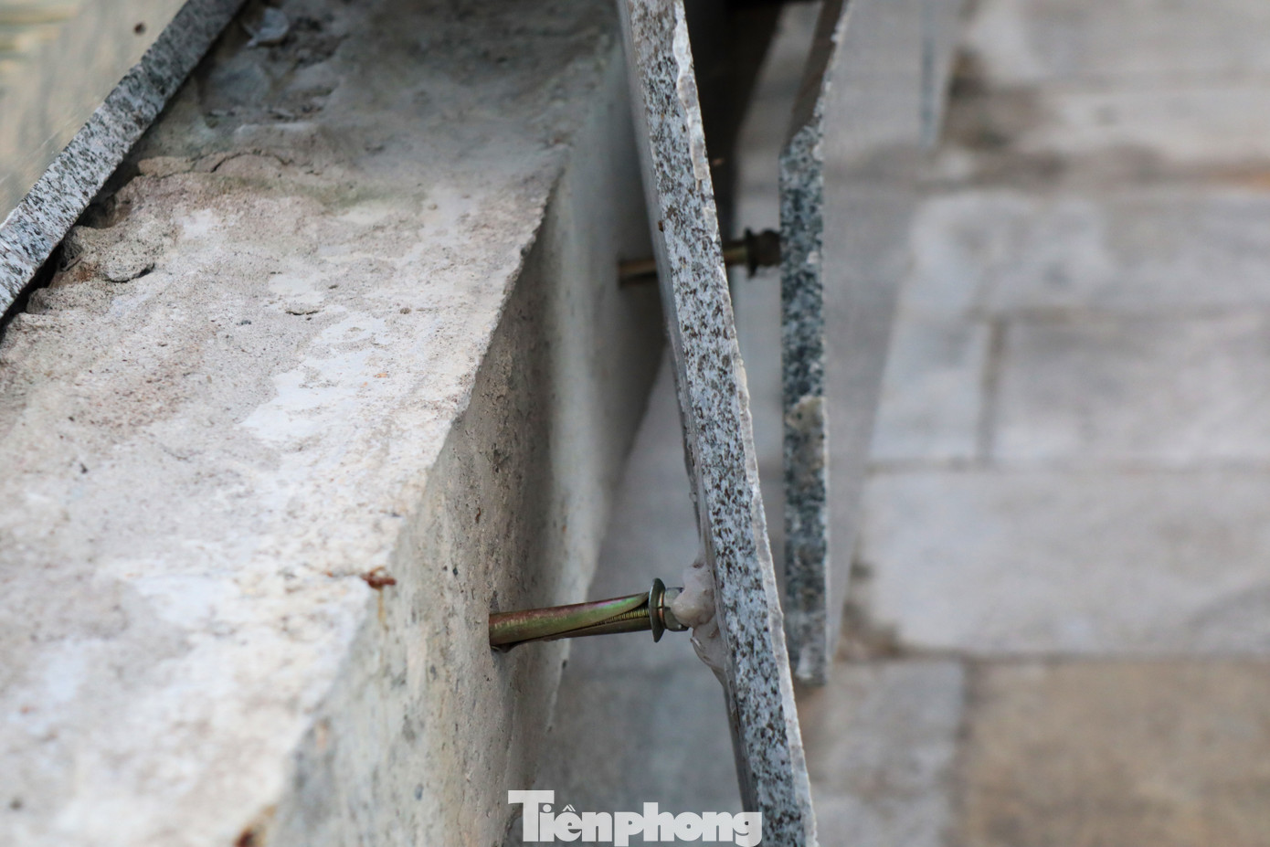 Tường và gạch ốp được nối với nhau bằng những thanh sắt, thép, gắn kết bằng... keo.