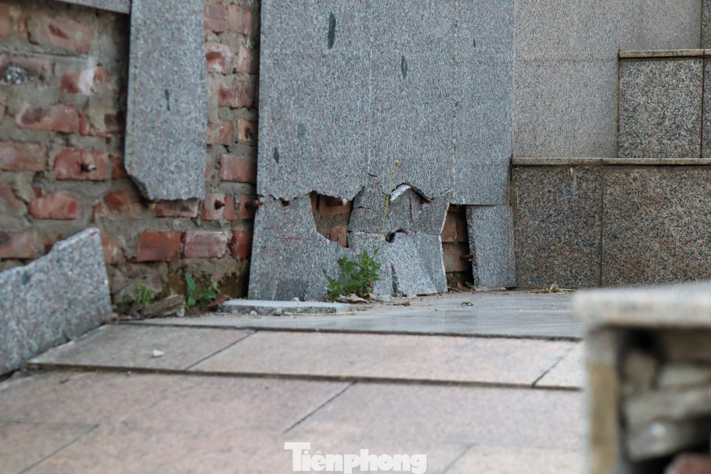 Trong khi đó, trao đổi với Tiền Phong, ông Phan Văn Khôi - Giám đốc Ban quản lý dự án đầu tư xây dựng thành phố Hòa Bình cho biết, để khắc phục tình trạng bong tróc, xuống cấp của Quảng trường Hòa Bình, ngày 18/9, HĐND thành phố Hòa Bình ban hành nghị quyết phê duyệt chủ trương đầu tư dự án Cải tạo, sửa chữa quảng trường này với tổng mức đầu tư là 12 tỷ đồng và tiến độ thực hiện từ năm 2023 – 2024.