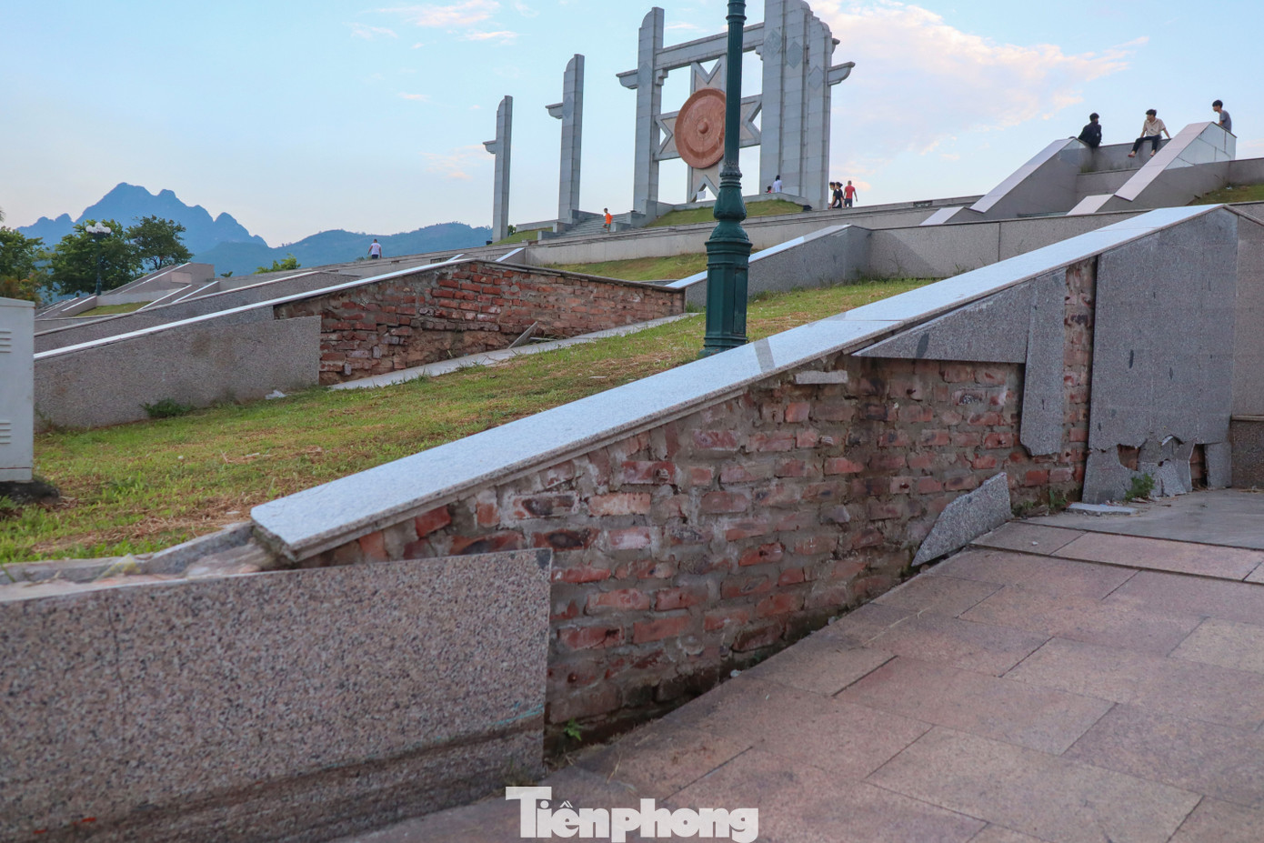 Tuy nhiên, công trình hiện đang xuống cấp.