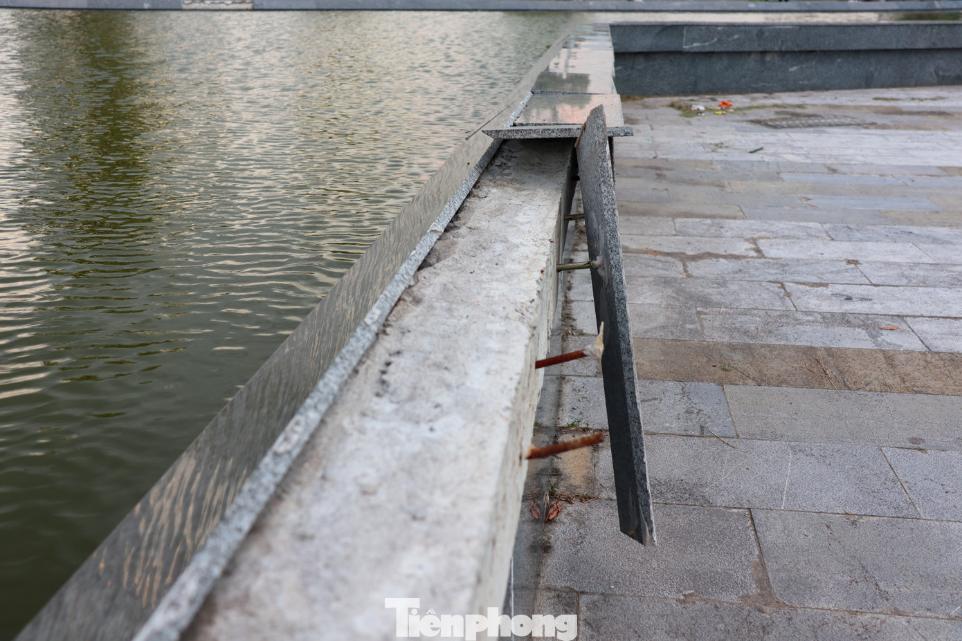 Phần ốp đá ở bể nước bị bong tróc.