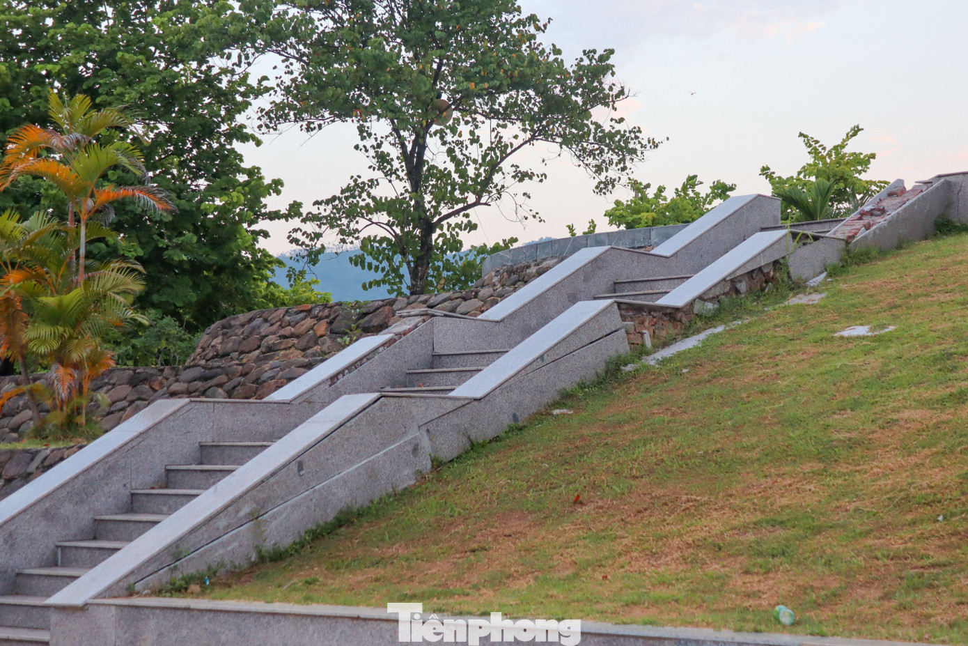 Khi được hỏi về đơn vị thi công và việc bảo hành công trình, ông Nguyễn Sơn Hải nói bản thân ông không biết.