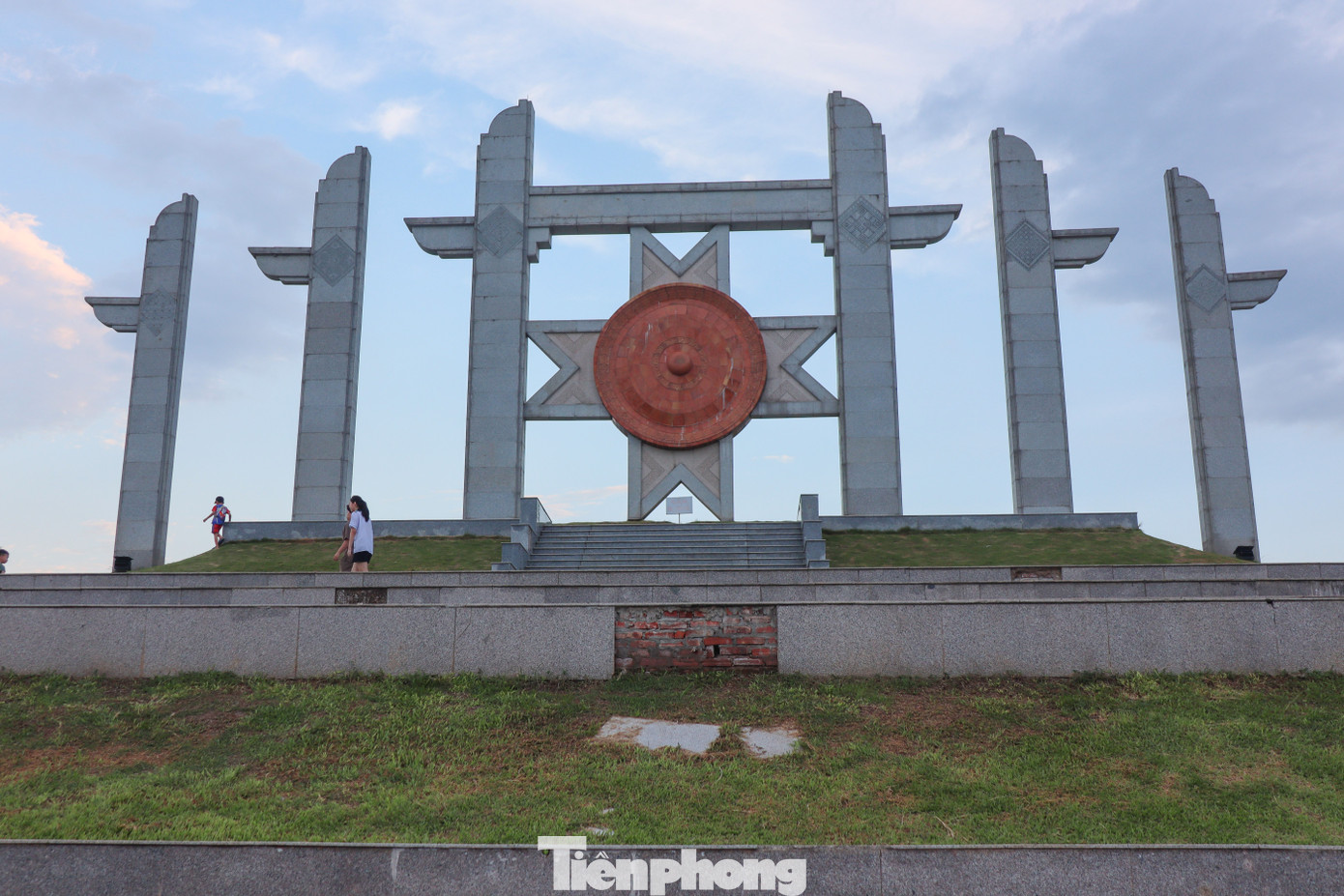 Anh Nguyễn Anh Tuấn (27 tuổi, trú phường Tân Thịnh, TP Hòa Bình) cho biết: “Tôi thường xuyên đưa gia đình ra đây chơi và thấy quảng trường bị xuống cấp từ khá lâu. Đây là không gian công cộng lớn của TP Hòa Bình nên điều này, ảnh hưởng đến mỹ quan, bộ mặt của địa phương”.