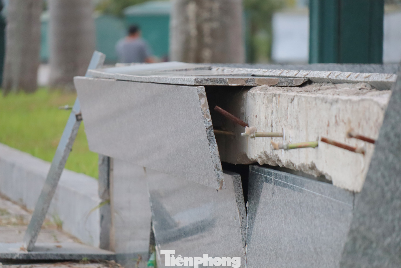 Không những thế, phần gạch ốp rơi ra để lộ những thanh sắt, thép dài đến 10cm, tiềm ẩn nguy hiểm.