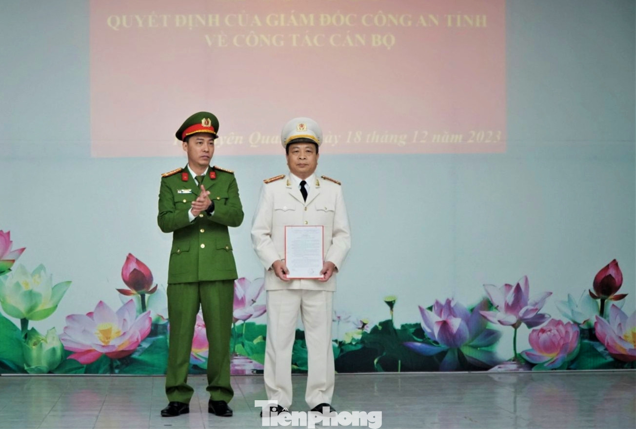 Lãnh đạo Công an tỉnh trao quyết định điều động Đại tá Phạm Xuân Tuyên.