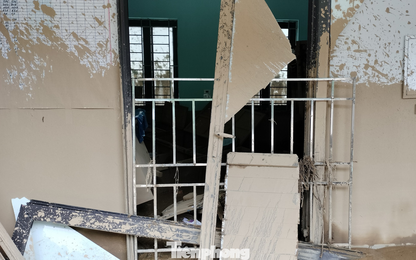 Để kịp thời giúp đỡ bà con vùng lũ, Trung tâm Y tế huyện đã cắt cử Y, bác sĩ đến trực tiếp hỗ trợ cấp cứu, sơ cứu các bệnh nhân bị tai nạn ảnh hưởng do bão lũ gây ra.