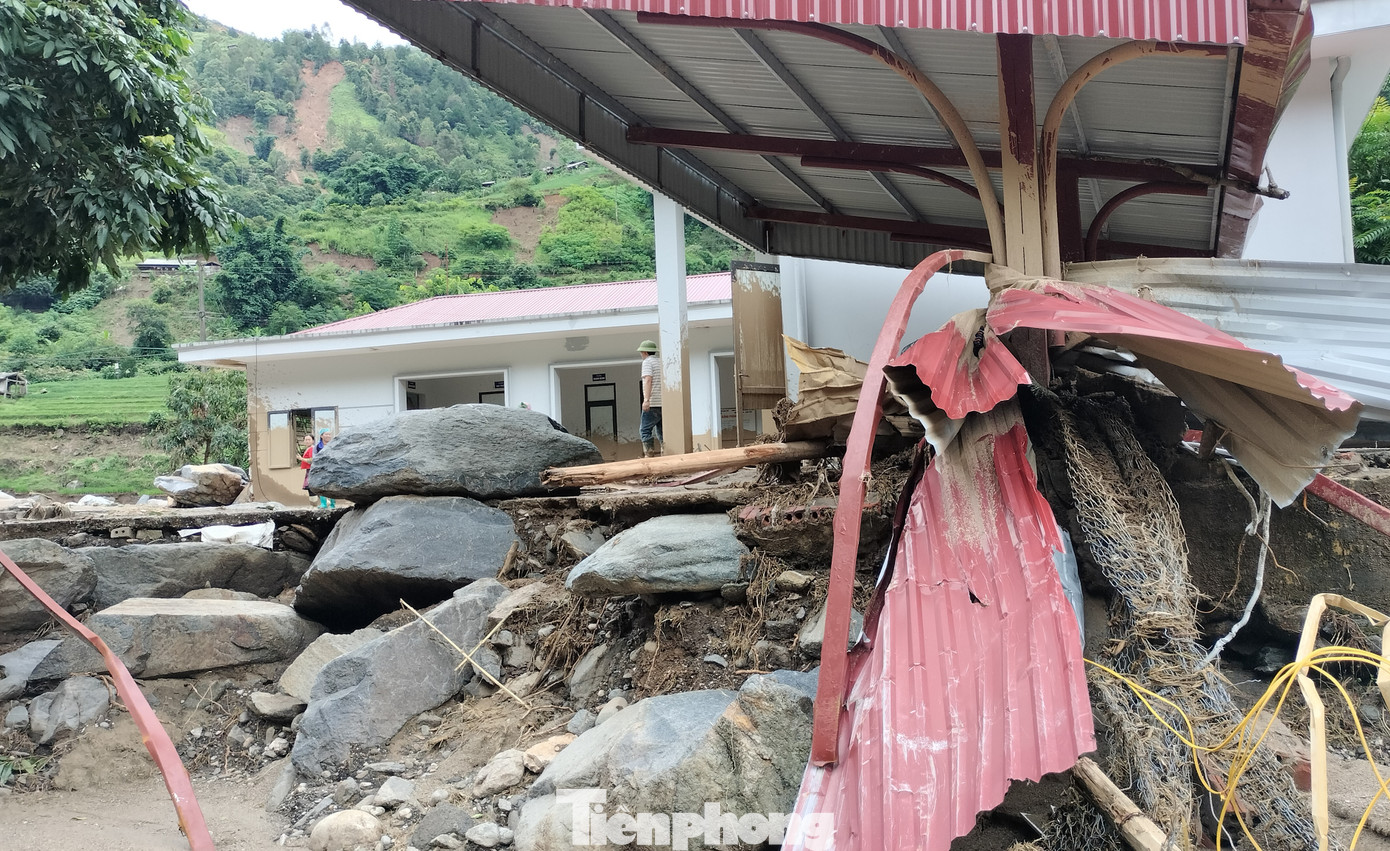 Mưa lũ cũng cuốn trôi toàn bộ máy tính, bàn làm việc, tài liệu, bàn khám bệnh, tủ các loại…