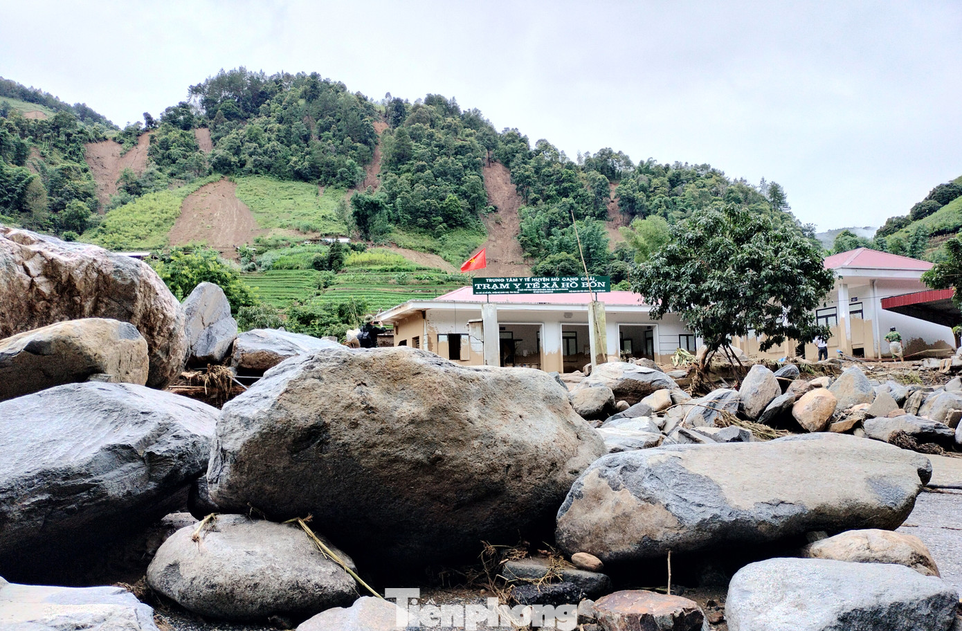 Kho thuốc của trạm bị ngập hỏng, vật tư trang thiết bị y tế bị trôi một phần, một phần đang ngập trong bùn.