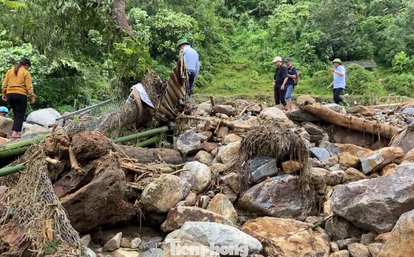 Đồng thời, lãnh đạo tỉnh yêu cầu các cơ quan chuyên môn khẩn trương ban hành công điện về công tác cảnh báo, chỉ đạo khắc phục hậu quả thiên tai trên địa bàn tỉnh.