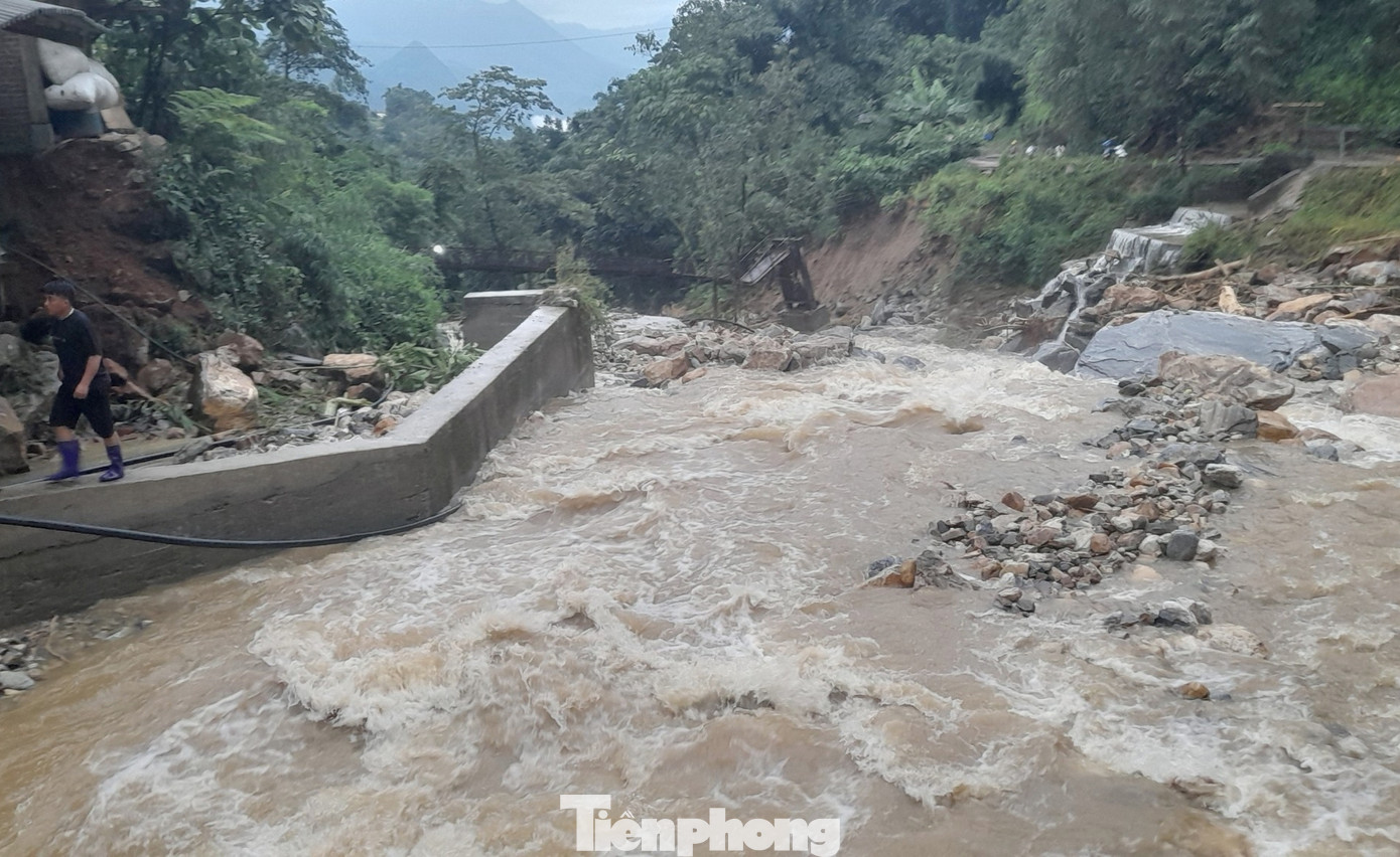 Tính đến 11h ngày 13/9, lũ quét khiến 4 người chết, 5 người mất tích, 5 người bị thương. Trong đó, xã Liên Minh, thị xã Sa Pa bị thiệt hại nặng nề nhất, lũ quét, sạt lở đất đã khiến 3 người chết, 4 người mất tích, 5 người bị thương.