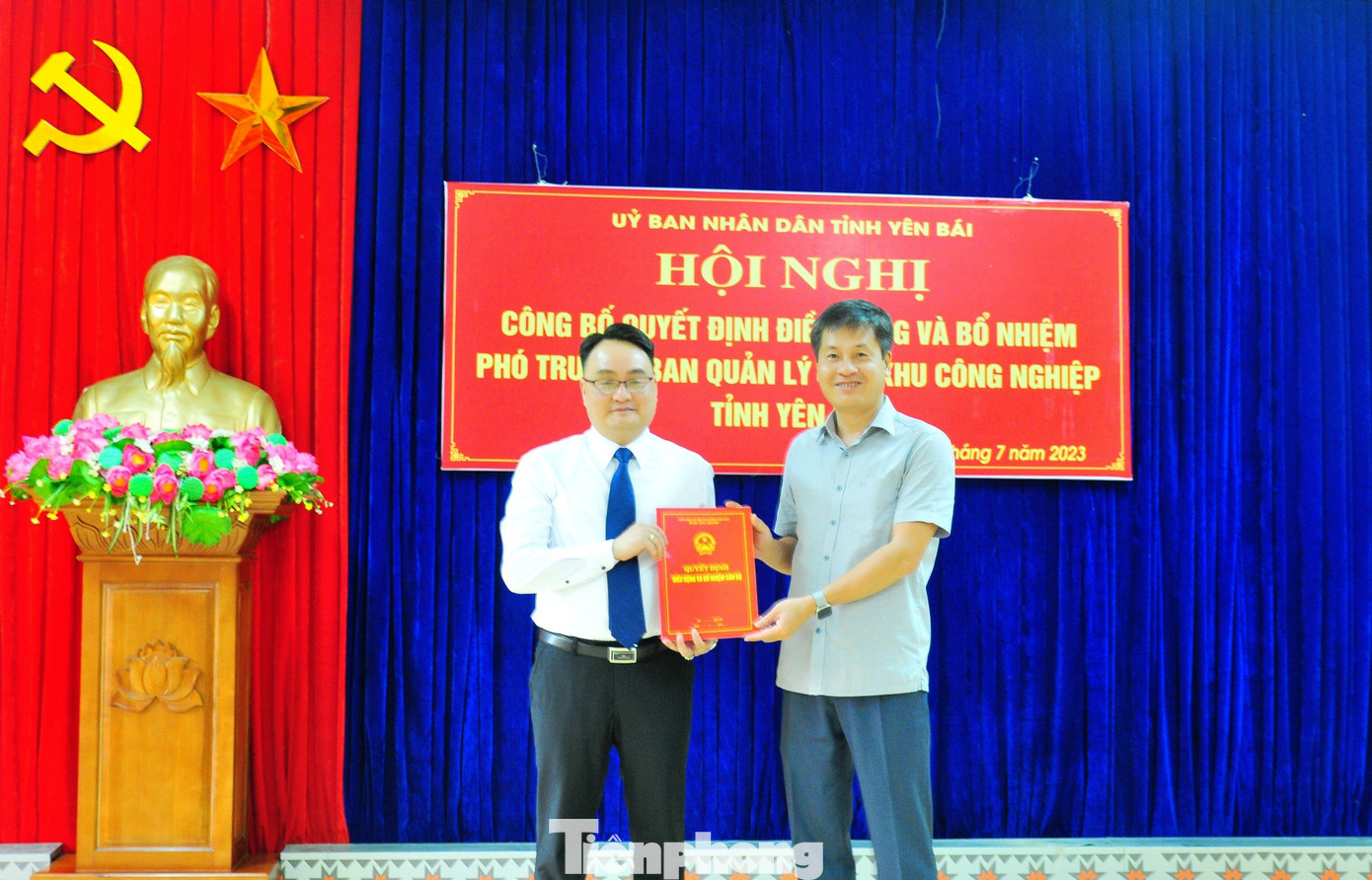 Ông Ngô Hạnh Phúc - Phó Chủ tịch UBND tỉnh Yên Bái trao Quyết định điều động, bổ nhiệm Phó Trưởng ban Quản lý các KCN tỉnh cho ông Vũ Minh Tuấn. Ông Ngô Hạnh Phúc - Phó Chủ tịch UBND tỉnh Yên Bái trao Quyết định điều động, bổ nhiệm Phó Trưởng ban Quản lý các KCN tỉnh cho ông Vũ Minh Tuấn.