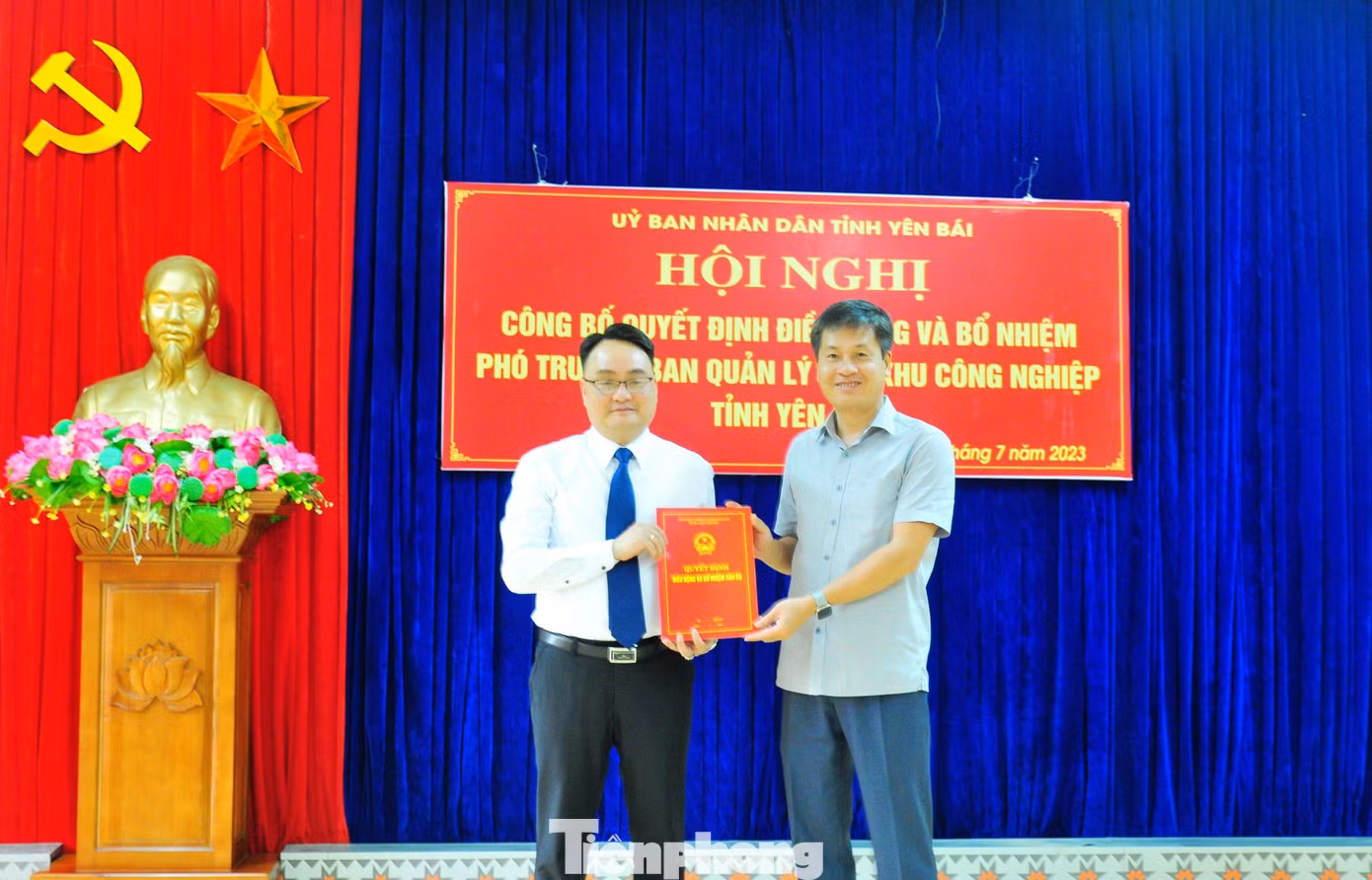 Ông Ngô Hạnh Phúc - Phó Chủ tịch UBND tỉnh Yên Bái trao Quyết định điều động, bổ nhiệm Phó Trưởng ban Quản lý các KCN tỉnh cho ông Vũ Minh Tuấn.