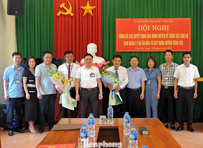 Lãnh đạo huyện Trấn Yên tặng hoa chúc mừng các lãnh đạo Ban Quản lý dự án đầu tư xây dựng huyện. Lãnh đạo huyện Trấn Yên tặng hoa chúc mừng các lãnh đạo Ban Quản lý dự án đầu tư xây dựng huyện.