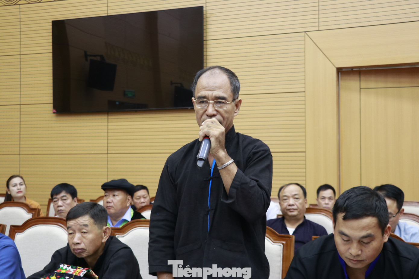 Ông Sừng Sừng Khai, dân tộc Hà Nhì, người uy tín xã Sín Thầu, huyện Mường Nhé, tỉnh Điện Biên phát biểu tại hội nghị.