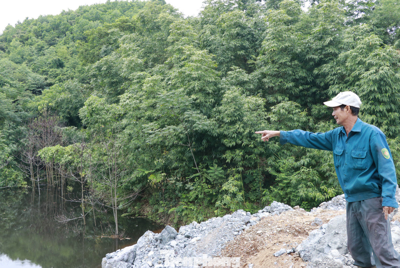 Người dân cho biết nhiều diện tích hoa màu bị ngập úng, ao vườn bị vùi lấp nhưng chưa được thống kê, đền bù. Người dân cho biết nhiều diện tích hoa màu bị ngập úng, ao vườn bị vùi lấp nhưng chưa được thống kê, đền bù.