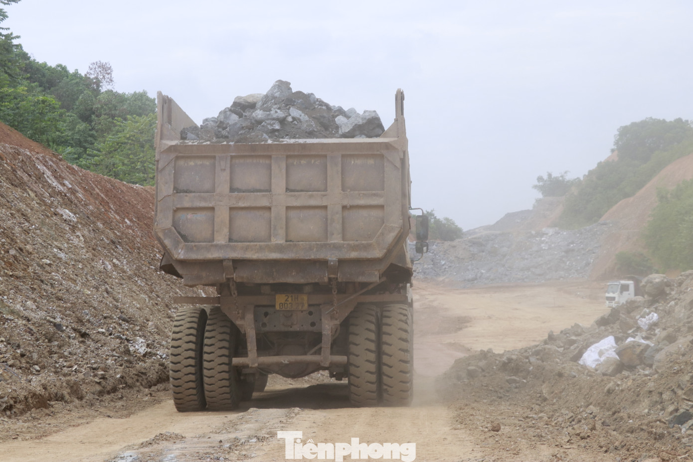 Quá trình thi công các phương tiện thường xuyên không che chắn bạt. Quá trình thi công các phương tiện thường xuyên không che chắn bạt.