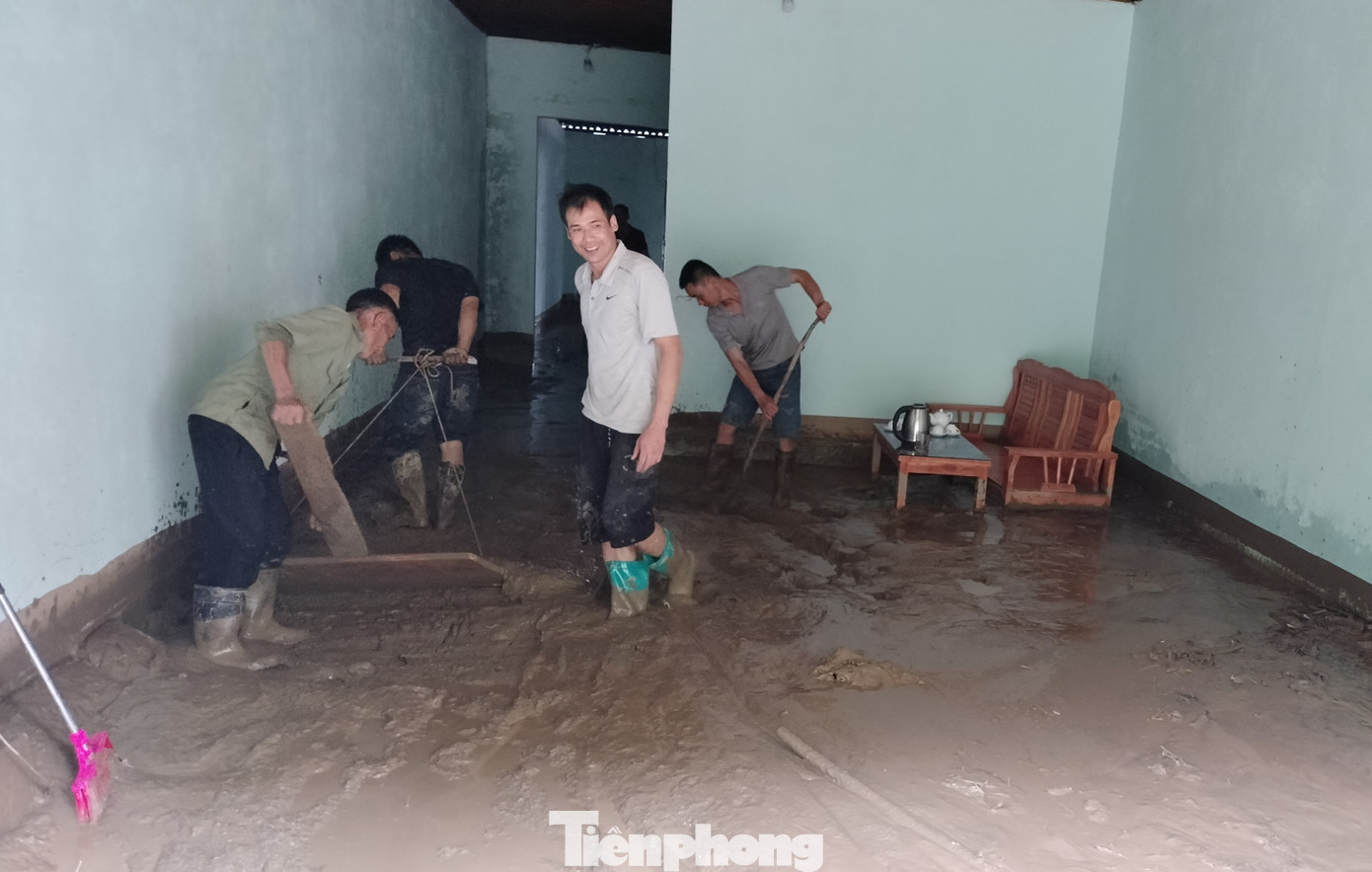 Tất bật dọn dẹp nhà cửa ở xã bị chia cắt do lũ ảnh 8