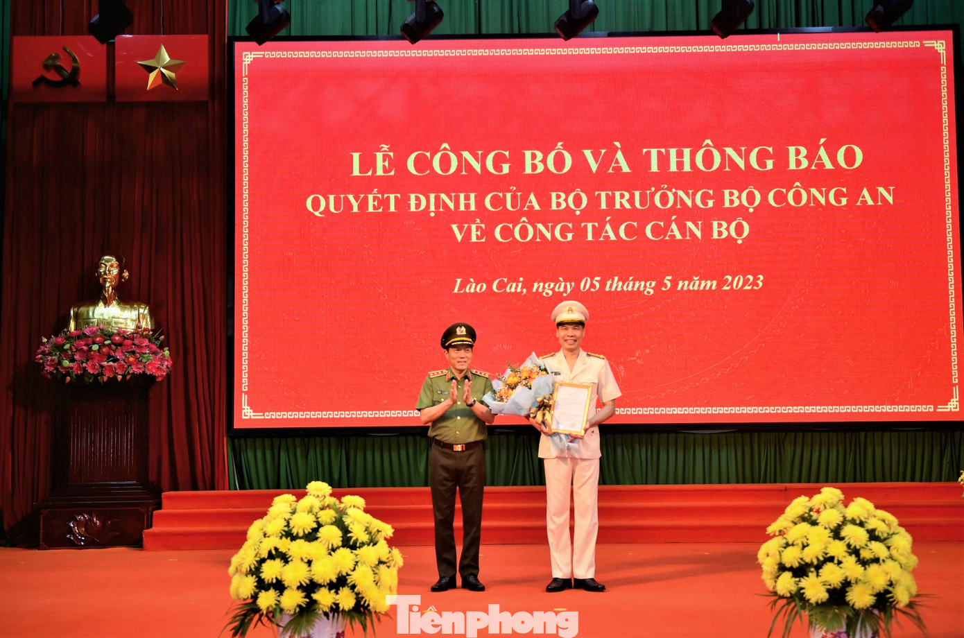 Thượng tướng Lương Tam Quang, Thứ trưởng Bộ Công an trao Quyết định bổ nhiệm Giám đốc Công an tỉnh Lào Cai cho Đại tá Cao Minh Huyền. Thượng tướng Lương Tam Quang, Thứ trưởng Bộ Công an trao Quyết định bổ nhiệm Giám đốc Công an tỉnh Lào Cai cho Đại tá Cao Minh Huyền.