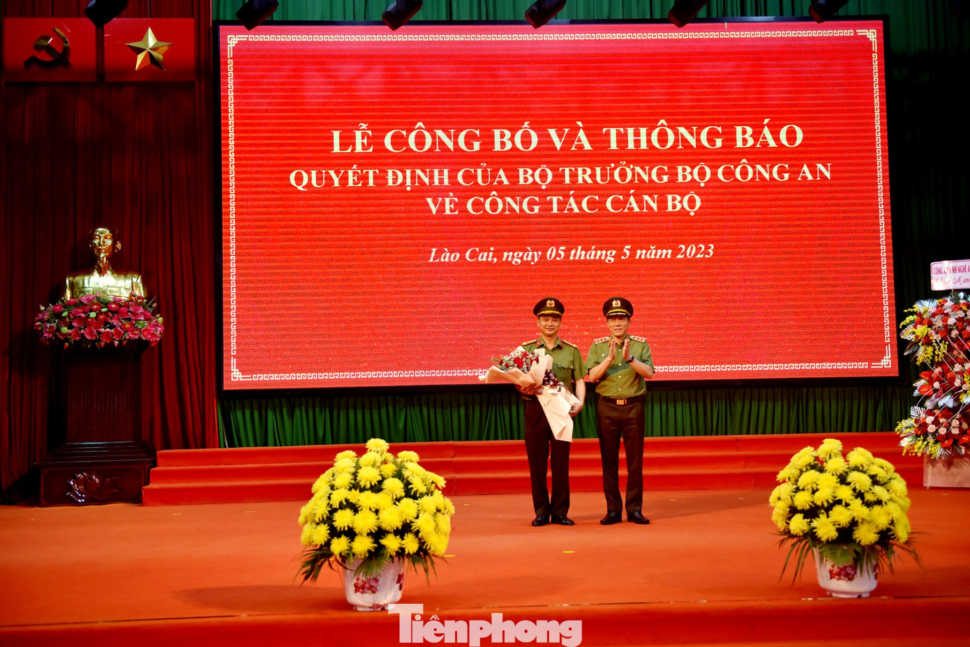 Thượng tướng Lương Tam Quang, Thứ trưởng Bộ Công an tặng hoa chúc mừng Đại tá Lưu Hồng Quảng được điều động nhận nhiệm vụ mới. Thượng tướng Lương Tam Quang, Thứ trưởng Bộ Công an tặng hoa chúc mừng Đại tá Lưu Hồng Quảng được điều động nhận nhiệm vụ mới.