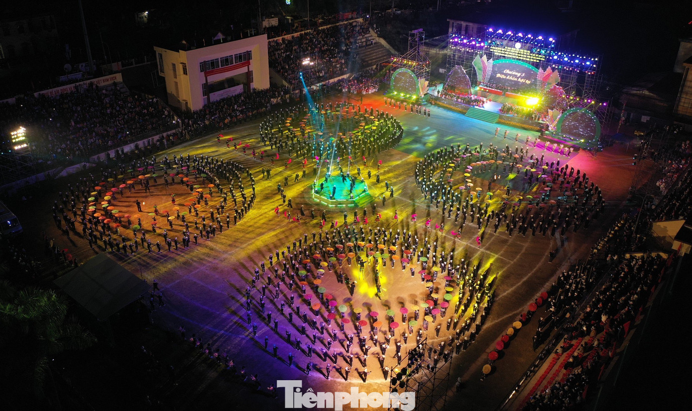 Ông Giàng A Pàng - một nghệ nhân khèn Mông ở xã Khao Mang, huyện Mù Cang Chải - bày tỏ nghệ thuật khèn của người Mông được công nhận là di sản văn hóa phi vật thể quốc gia mang lại nhiều giá trị cho cộng đồng, góp phần phát huy những giá trị của di sản để không bị mai một. Ông Giàng A Pàng - một nghệ nhân khèn Mông ở xã Khao Mang, huyện Mù Cang Chải - bày tỏ nghệ thuật khèn của người Mông được công nhận là di sản văn hóa phi vật thể quốc gia mang lại nhiều giá trị cho cộng đồng, góp phần phát huy những giá trị của di sản để không bị mai một.