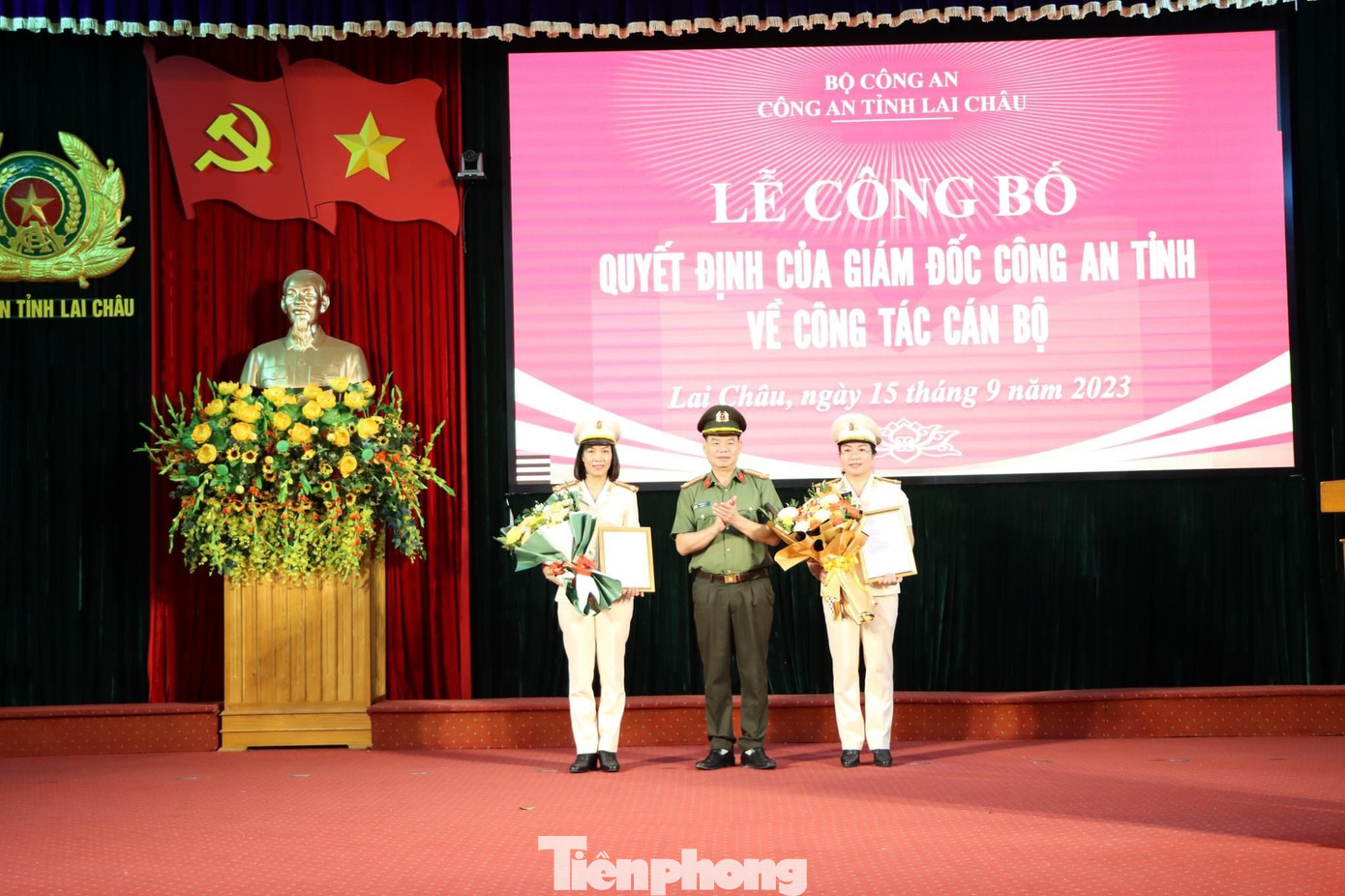 Lãnh đạo Công an tỉnh trao quyết định cho Trung tá Vũ Thị Hiền và Trung tá Lê Thị Mai Hạnh.