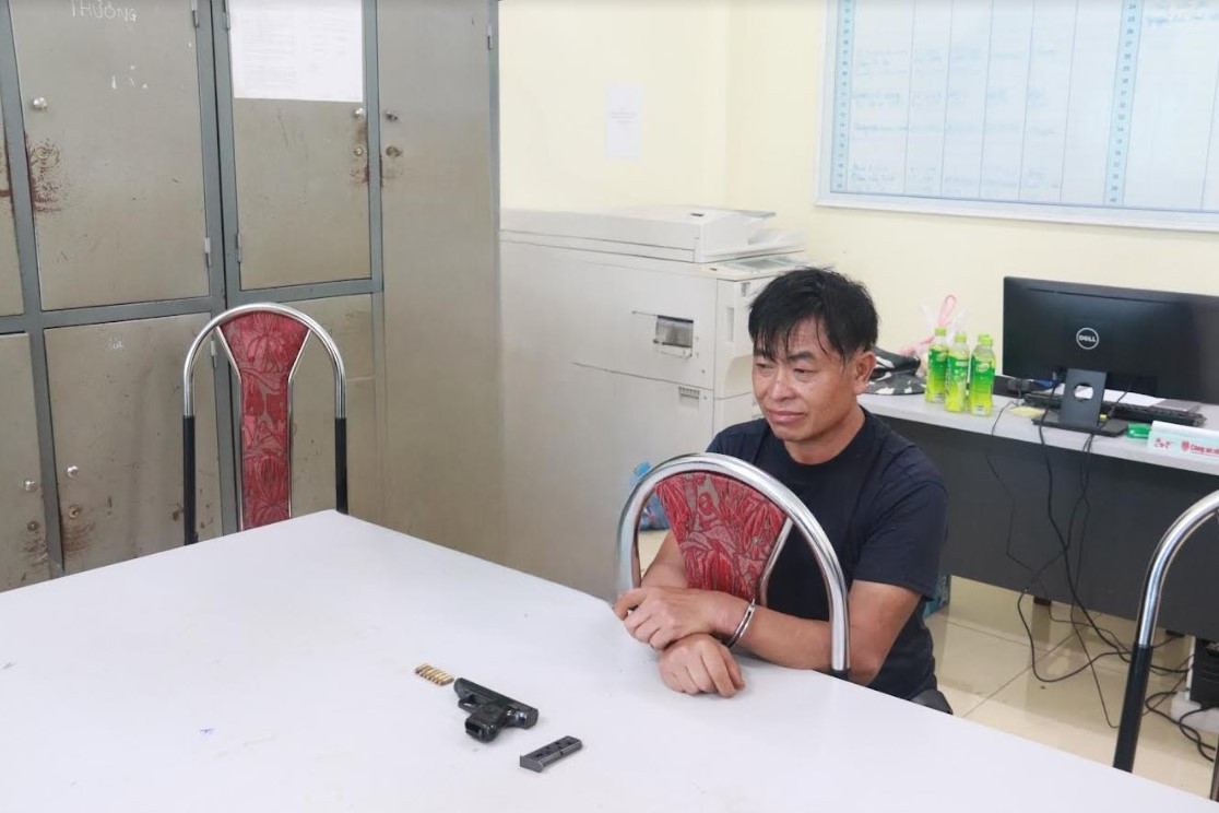 Giàng A Đua và tang vật.