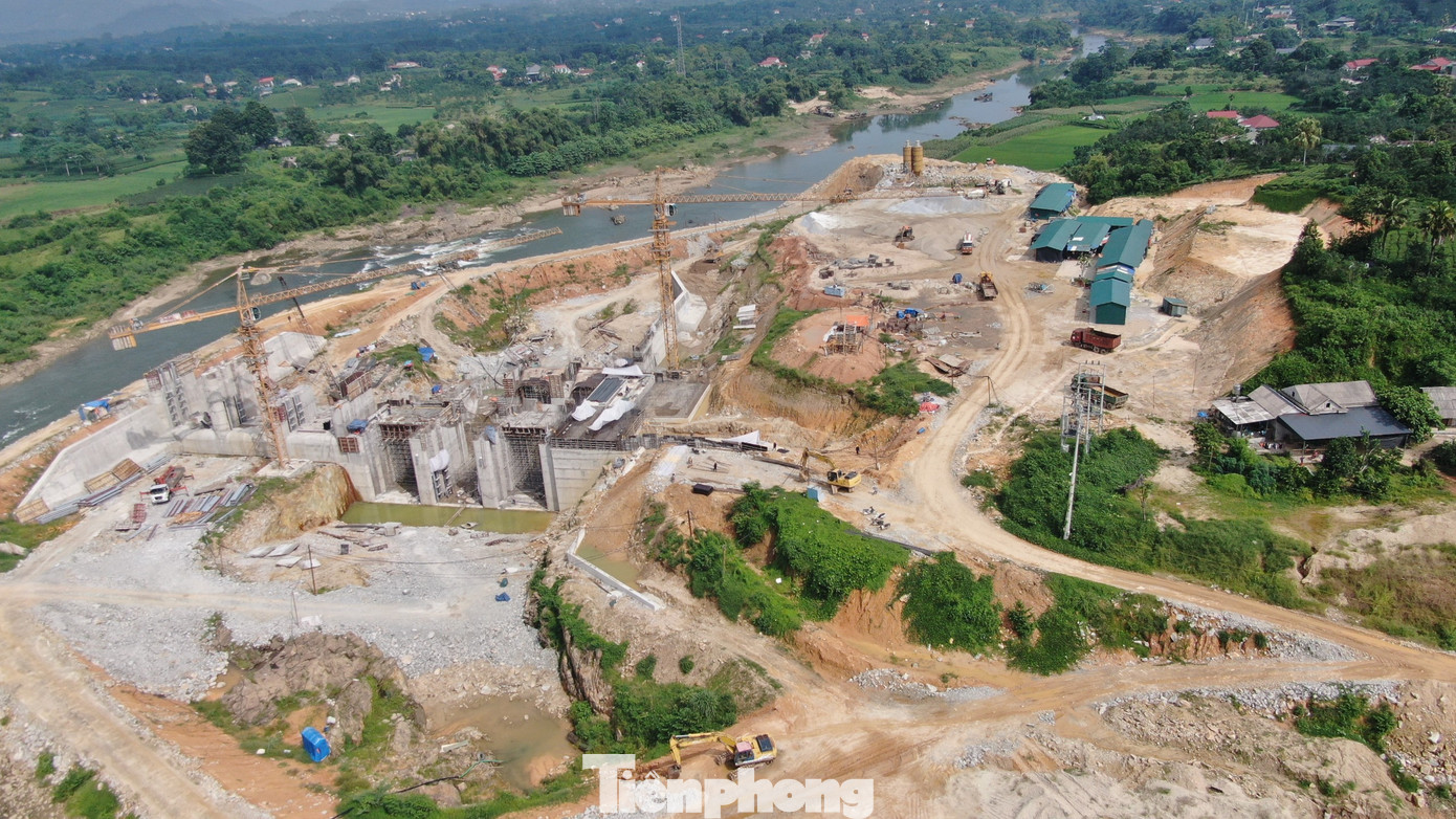 Trao đổi với Tiền Phong, ông Phạm Xuân Trường - Chủ tịch UBND xã Hán Đà, cho biết: Qua thống kê, có 7 hộ dân trên địa bàn có diện tích đất, hoa màu bị sạt lở do ảnh hưởng từ việc xây dựng nhà máy thủy điện Thác Bà 2. Qua các buổi làm việc, đơn vị thi công đã đắp lại bờ kè sông Chảy, nhưng chưa thống kê thiệt hại, hỗ trợ về hoa màu bị ảnh hưởng.