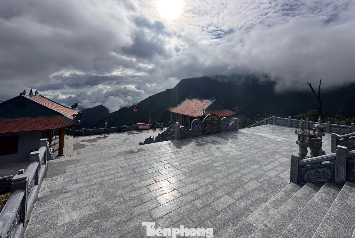 Khu tâm linh - Đền thờ ông Hoàng Bảy tại Khu du lịch Cầu kính rồng mây.