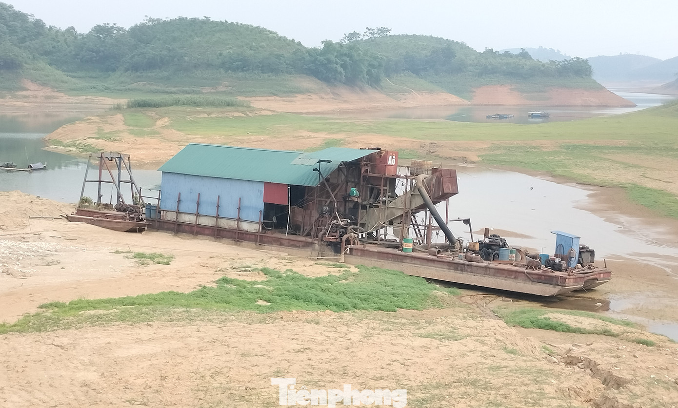 Tàu hút cũng không thể hoạt động do mực nước xuống thấp.