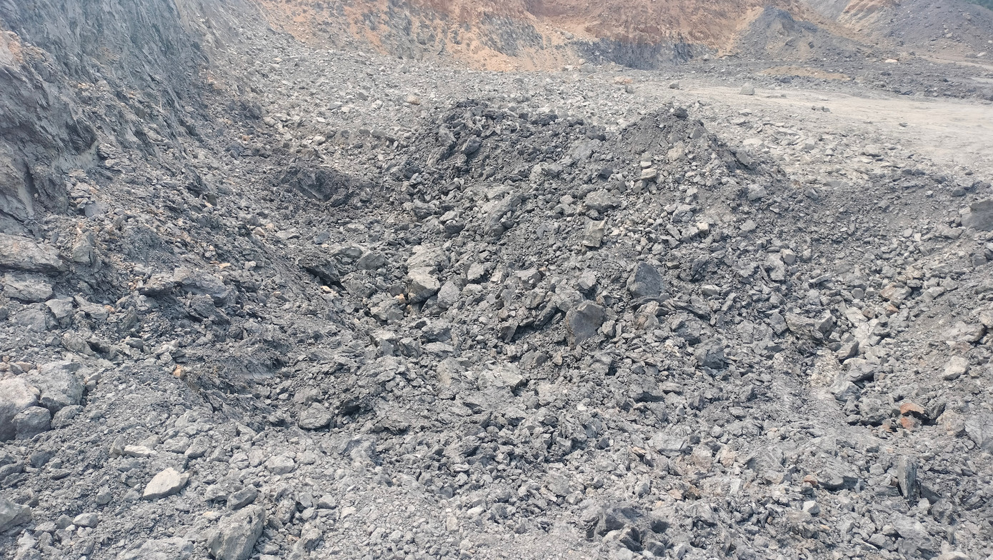 Đồng thời, chính quyền lập biên bản xử phạt vi phạm hành chính trong lĩnh vực đất đai đối với 2 chủ đất là ông Nguyễn Văn Hoàng, ông Nguyễn Chí Giáp vì hành vi đào đất san tạo mặt bằng, làm biến dạng địa hình. Yêu cầu hai cá nhân khắc phục, khôi phục hiện trạng đất. Đồng thời, chính quyền lập biên bản xử phạt vi phạm hành chính trong lĩnh vực đất đai đối với 2 chủ đất là ông Nguyễn Văn Hoàng, ông Nguyễn Chí Giáp vì hành vi đào đất san tạo mặt bằng, làm biến dạng địa hình. Yêu cầu hai cá nhân khắc phục, khôi phục hiện trạng đất.