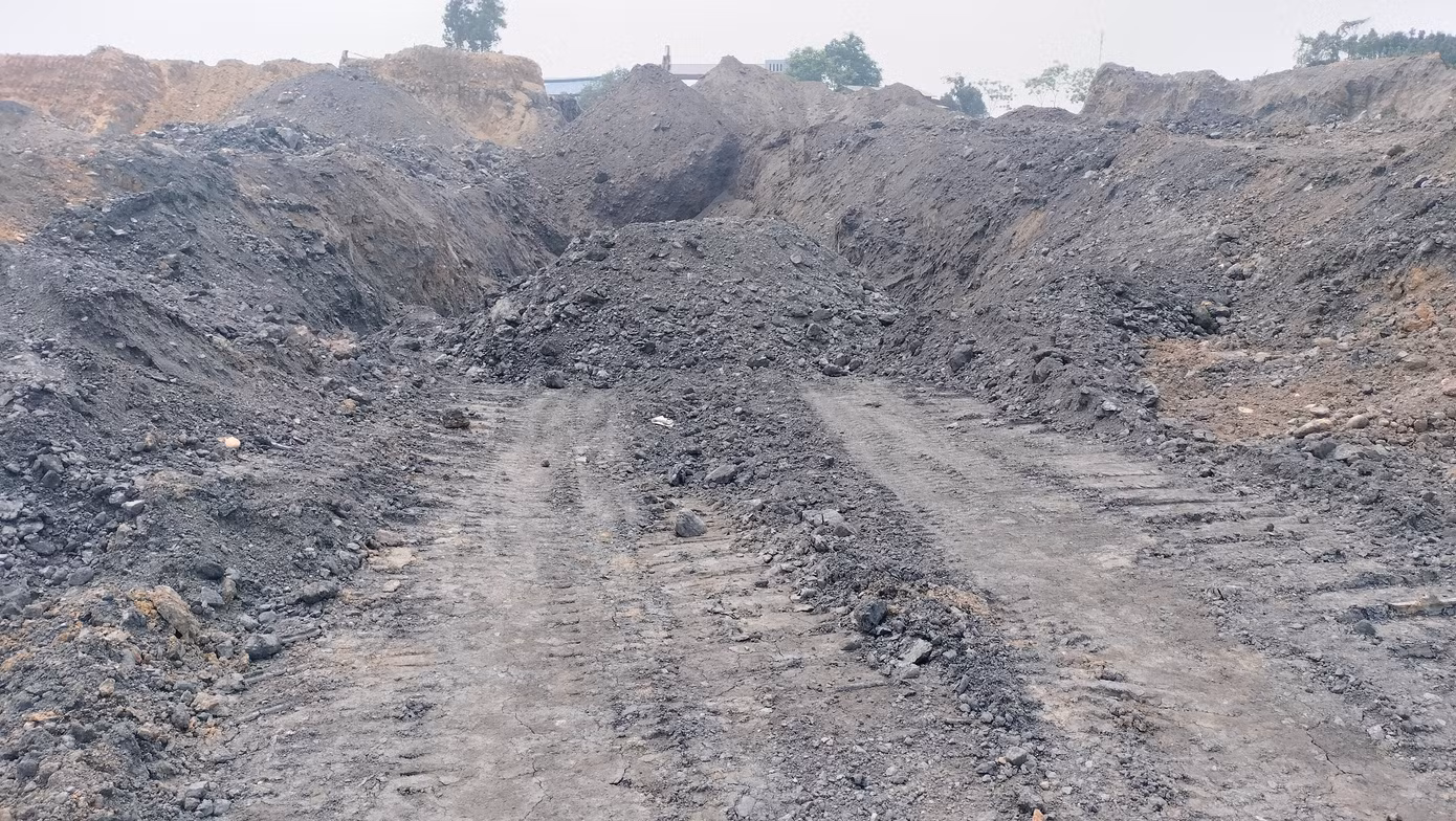 Trong thời gian tới, chính quyền địa phương sẽ phối hợp với các cơ quan ban ngành liên quan để xử lý triệt để các vụ việc, ngăn chặn kịp thời tình trạng khai thác khoáng sản trái phép, san gạt, hủy hoại đất trên địa bàn.