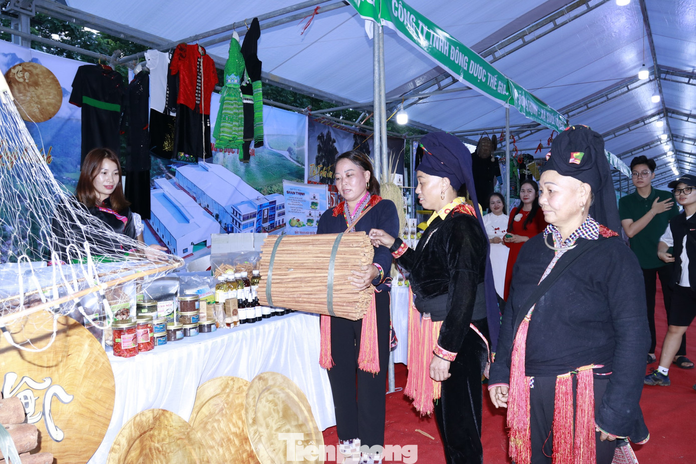 Các sản phẩm OCOP được bà con tham quan, mua sắm.